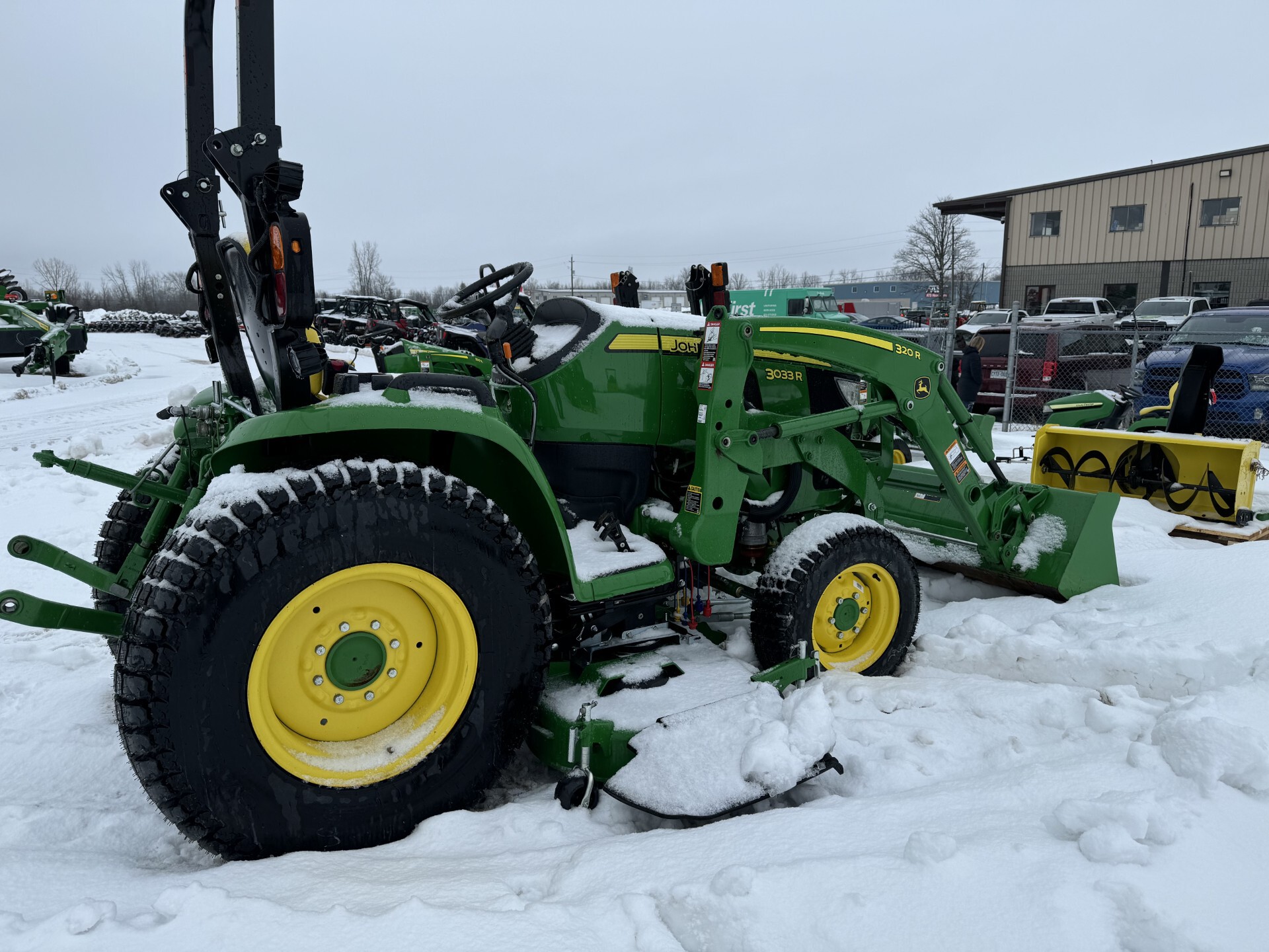 2022 John Deere 3033R Image 2