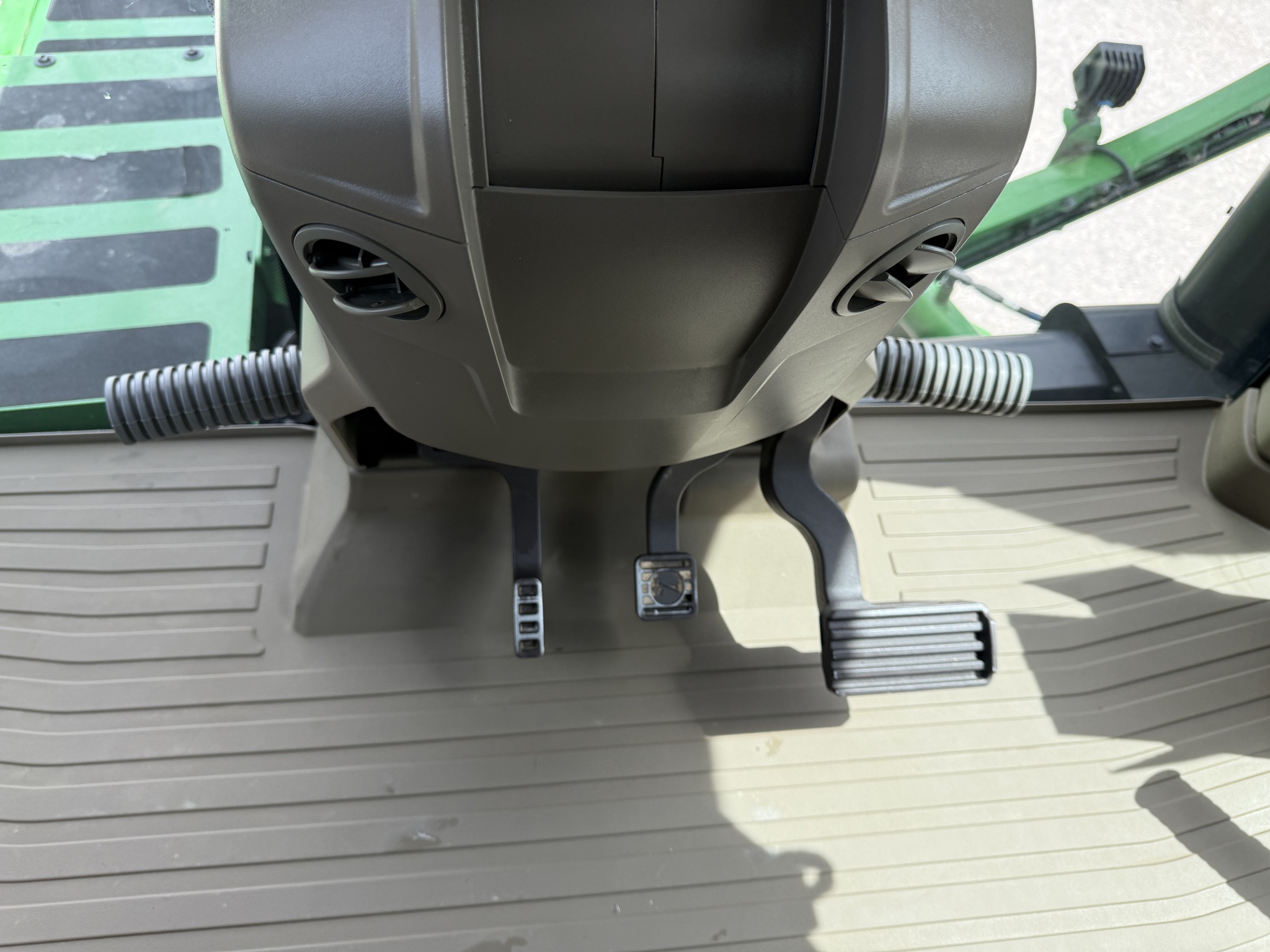 2022 John Deere 412R Image 13