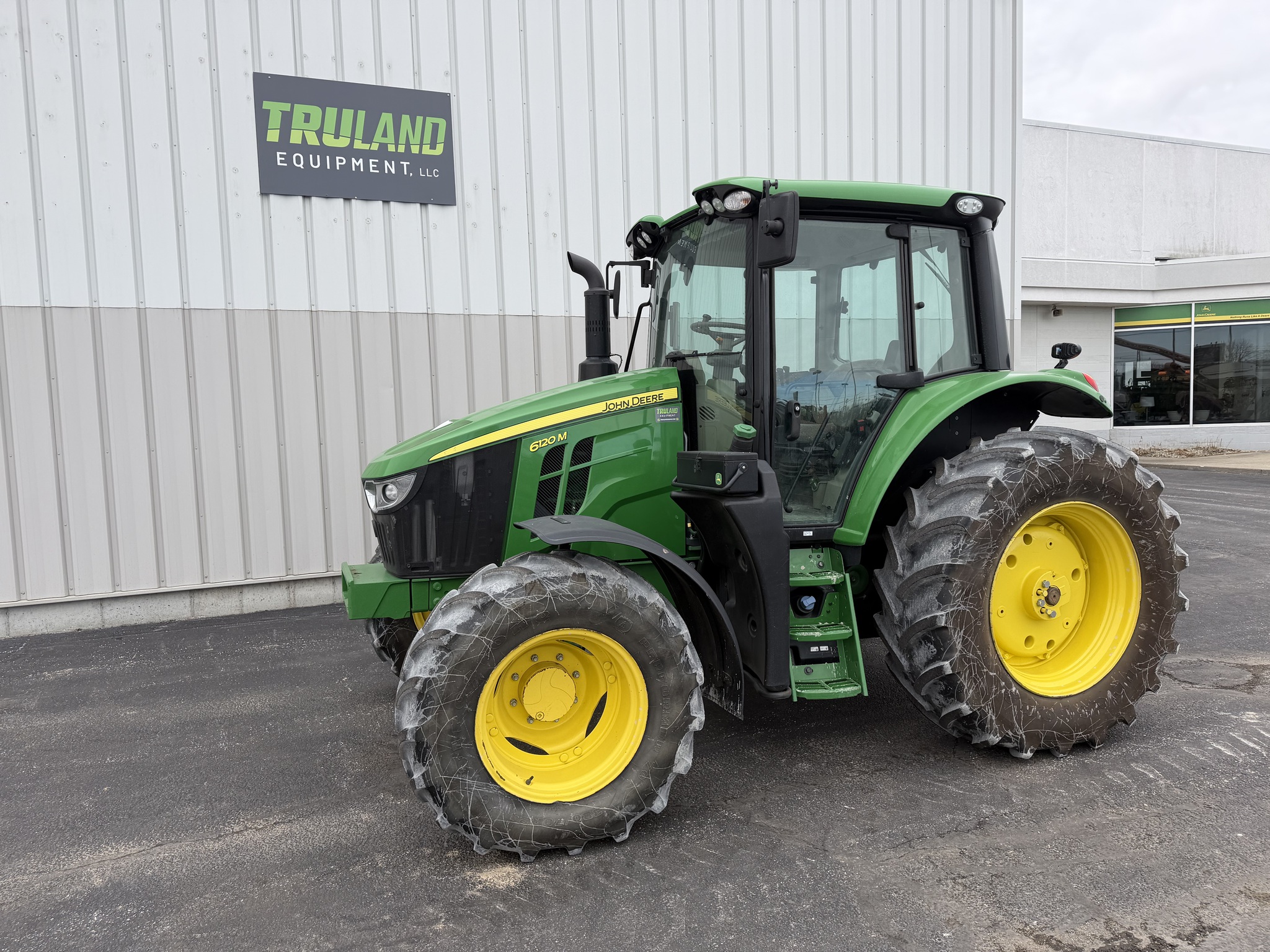 2022 John Deere 6120M Image 1