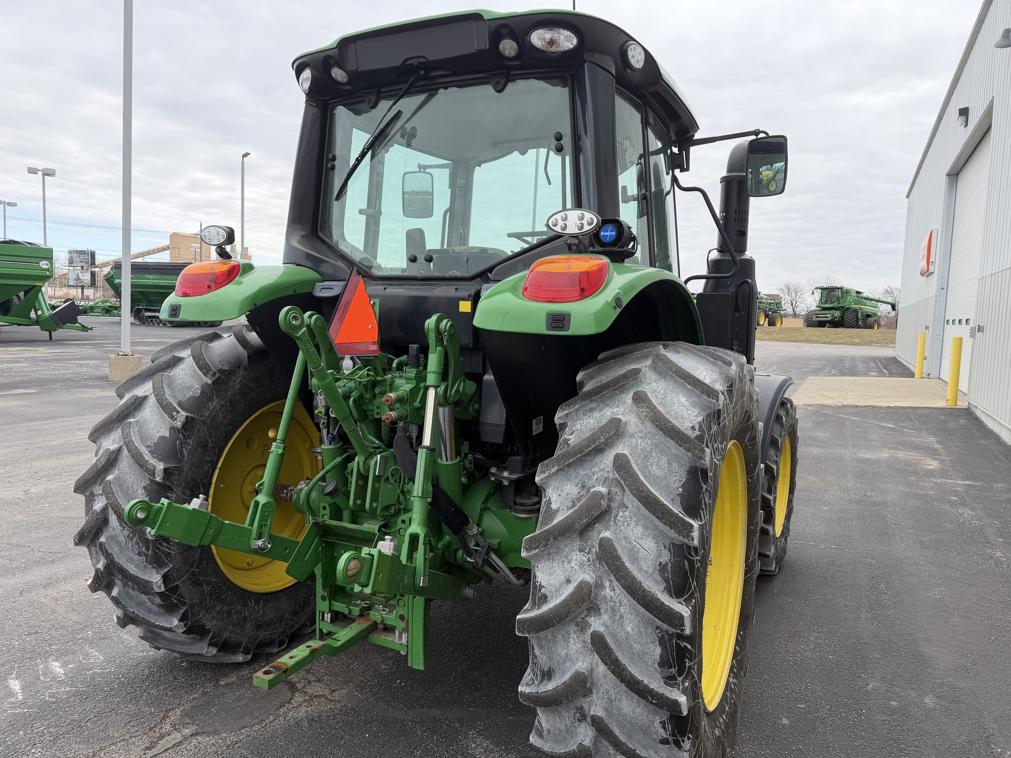 2022 John Deere 6120M Image 5