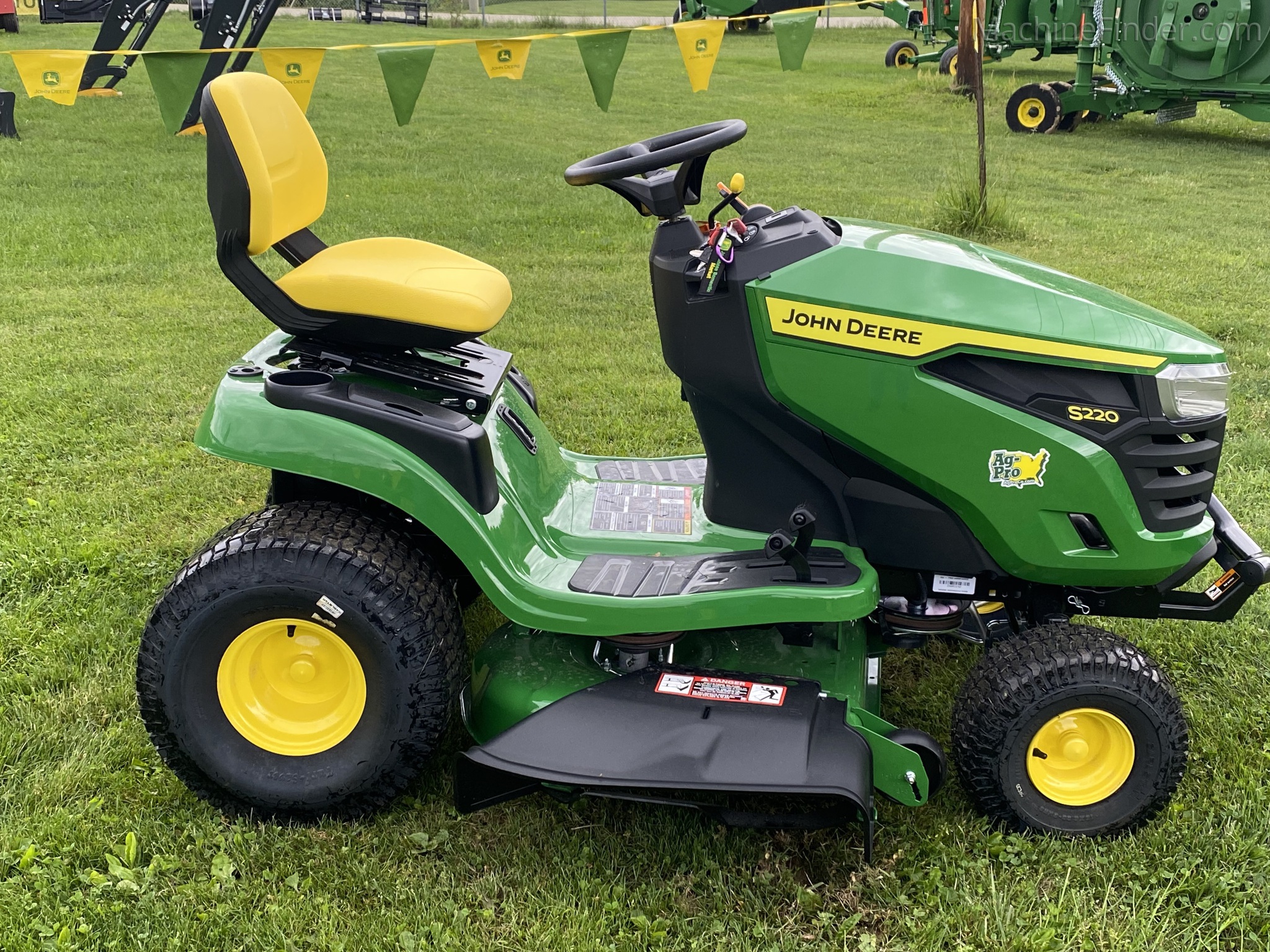2025 John Deere S220 Image 3