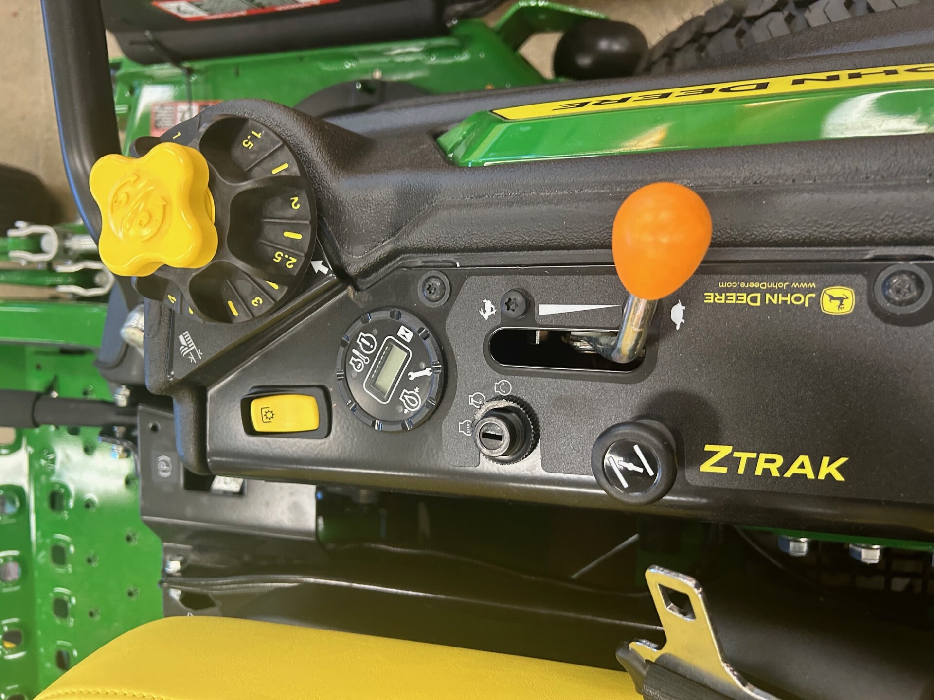2025 John Deere Z960M Image 6