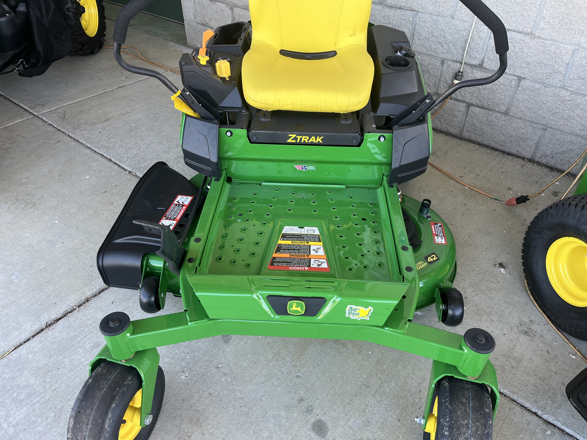 2025 John Deere Z315E Image 4