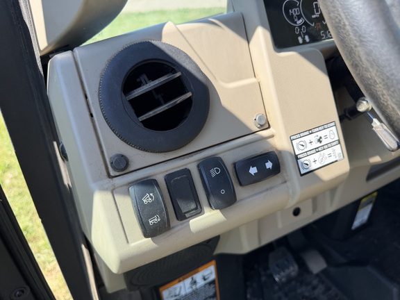 2024 John Deere XUV 835R - Photo23
