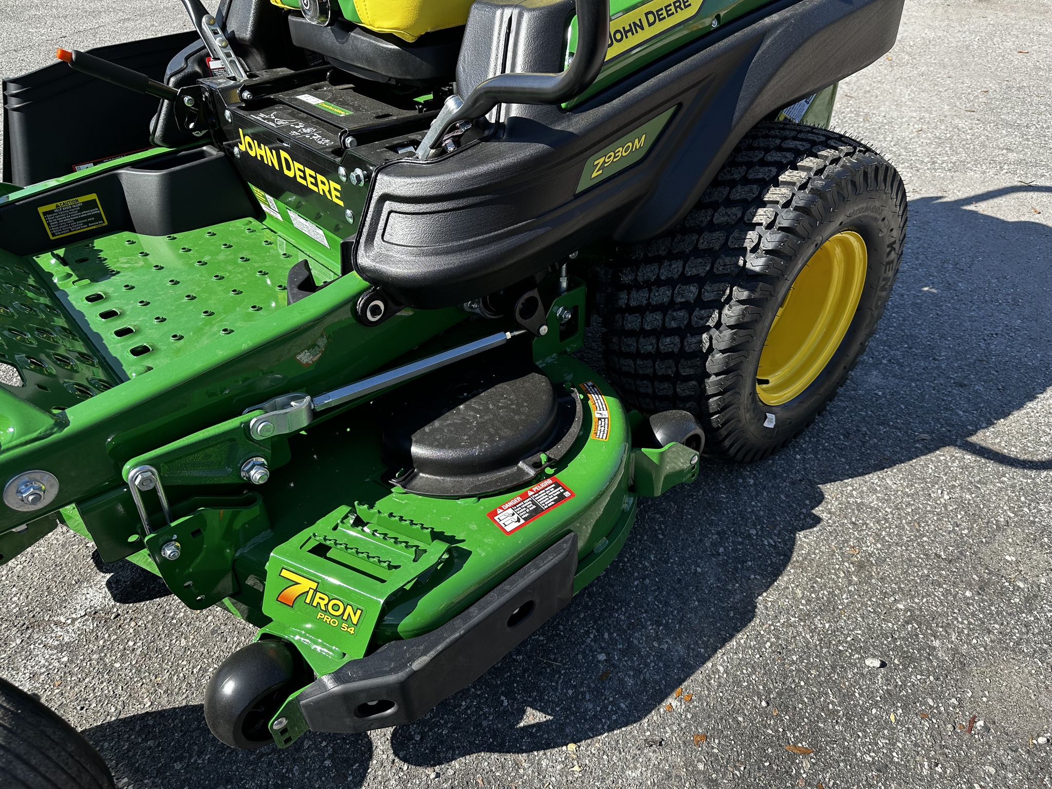2025 John Deere Z930M Image 6