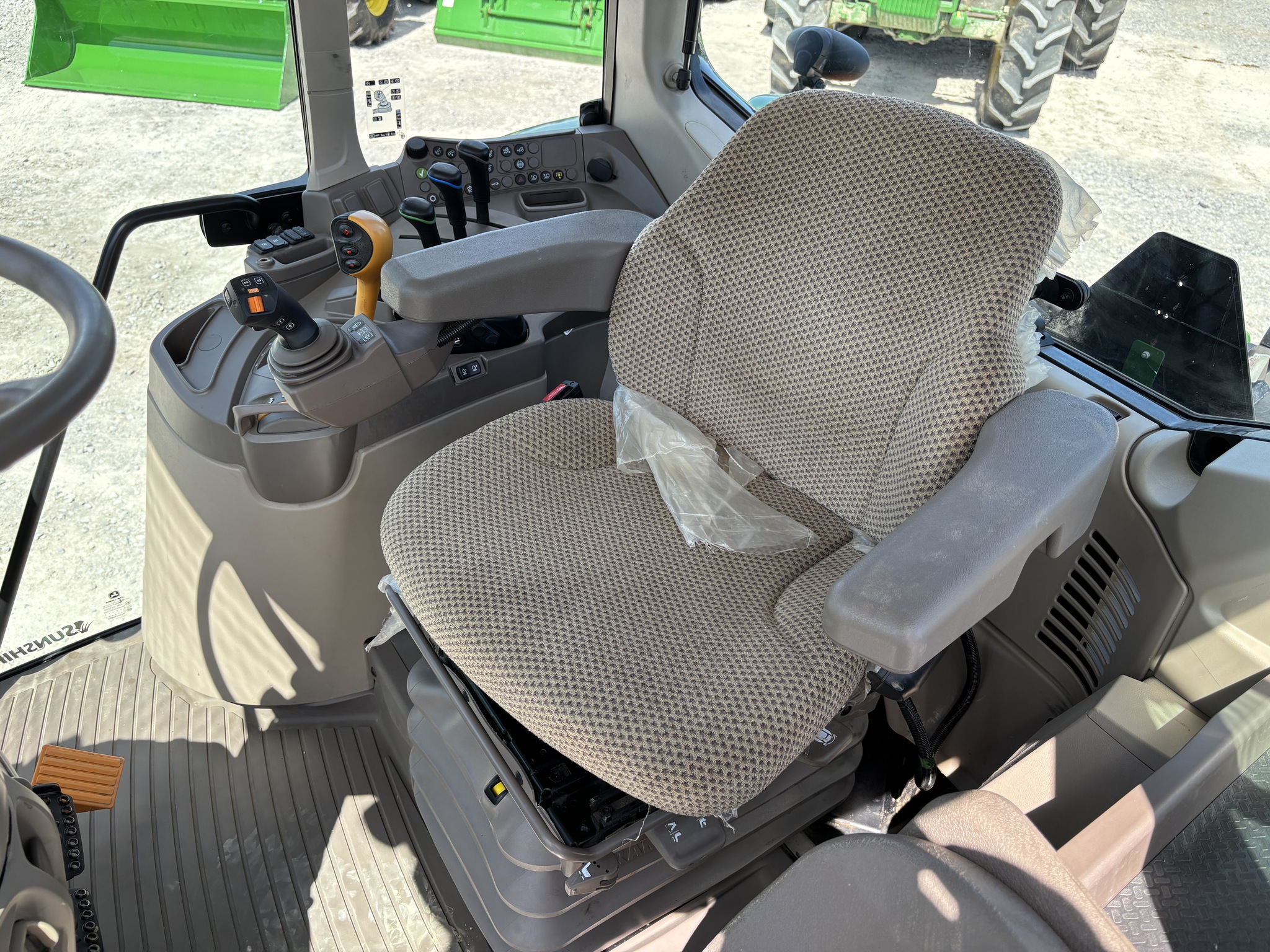 2023 John Deere 6120M Image 24