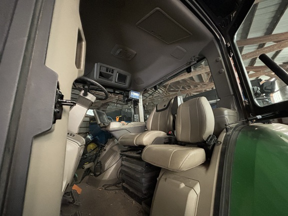 2023 John-Deere 8R 370