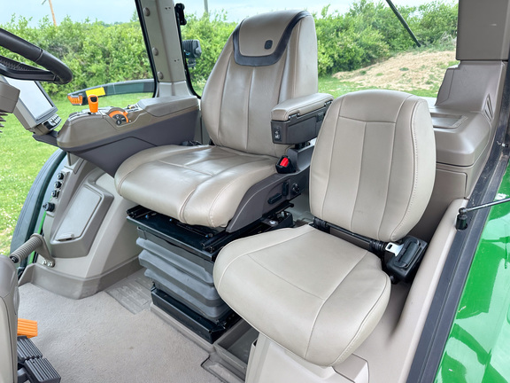 2023 John-Deere 8R 370