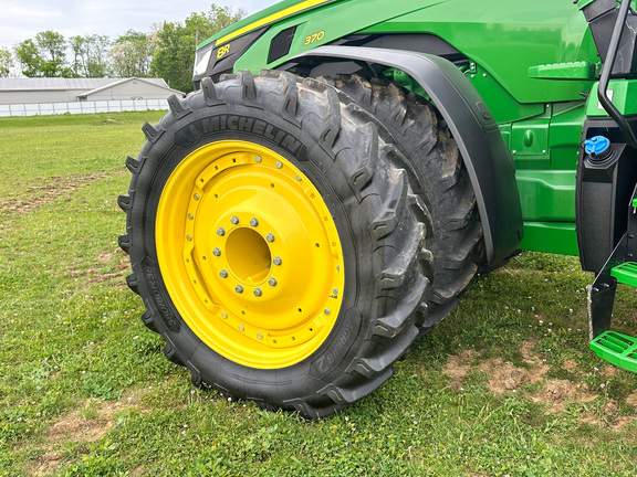 2023 John-Deere 8R 370
