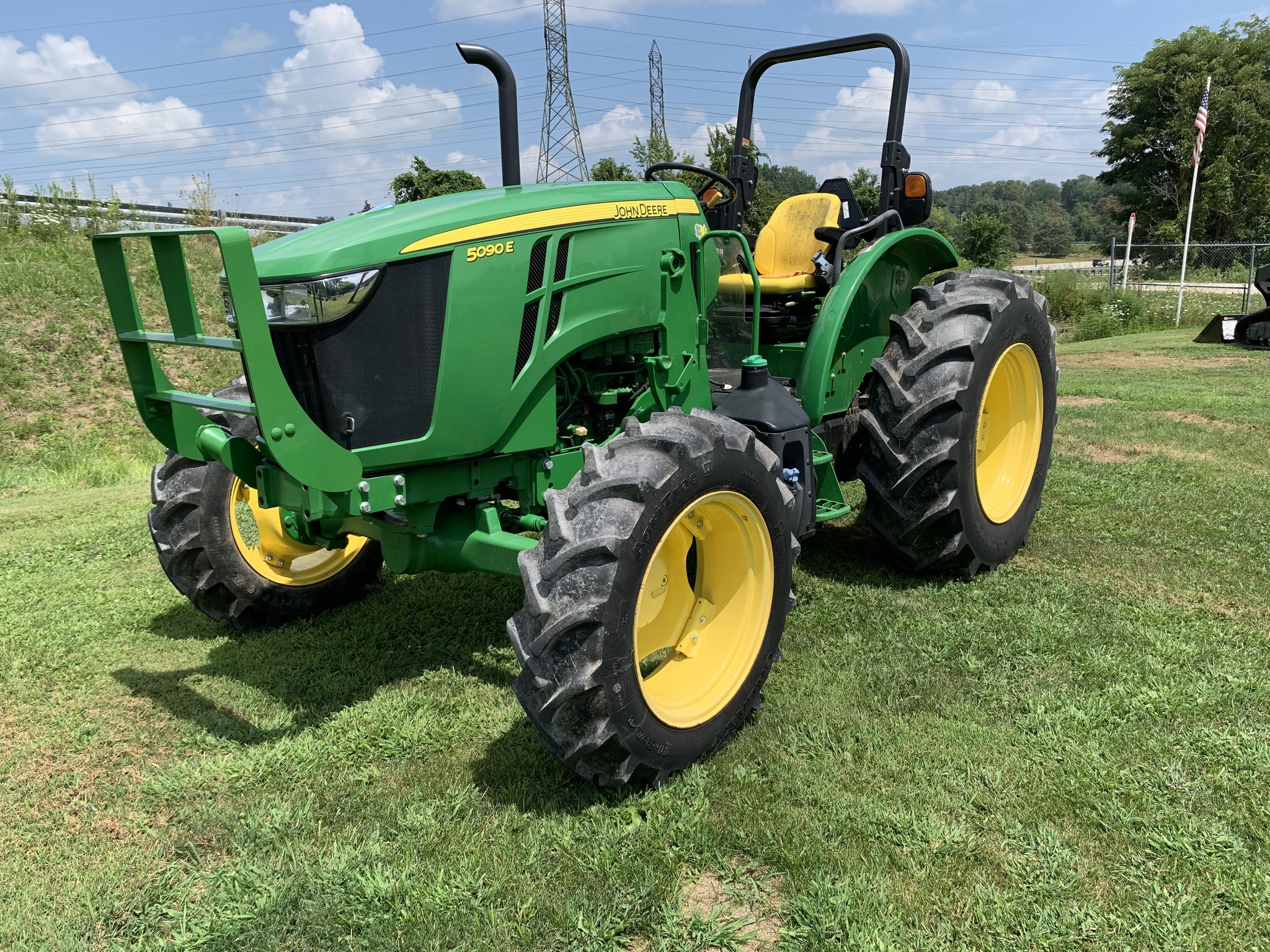 2019 John Deere 5090E Image 1
