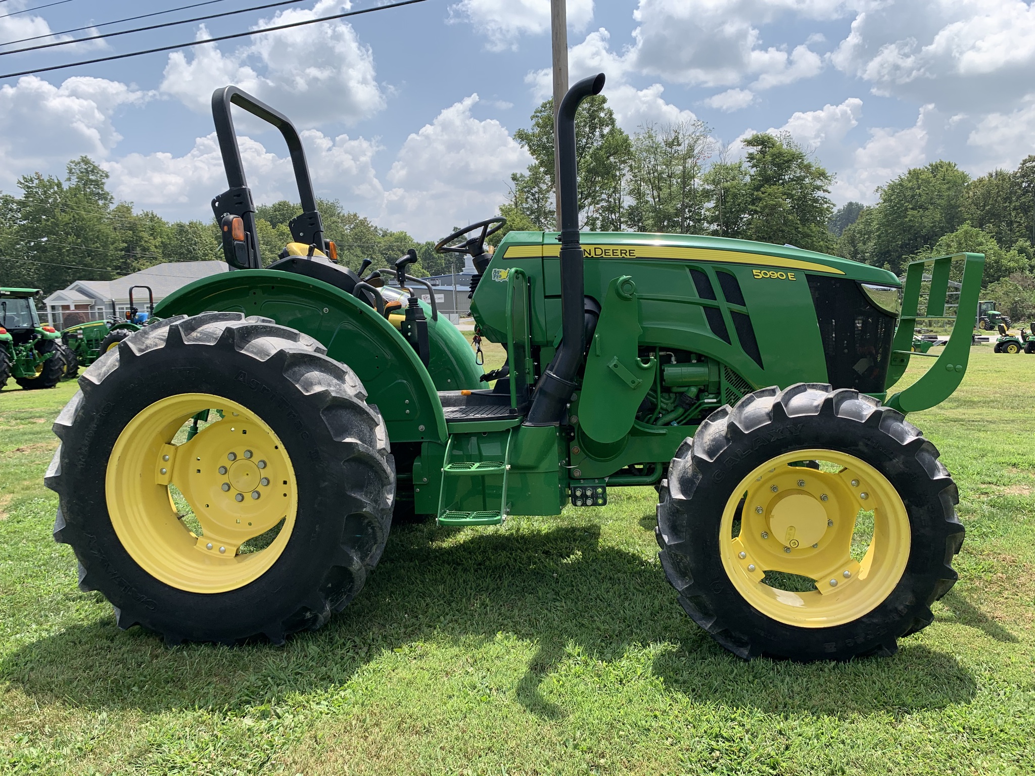 2019 John Deere 5090E Image 3
