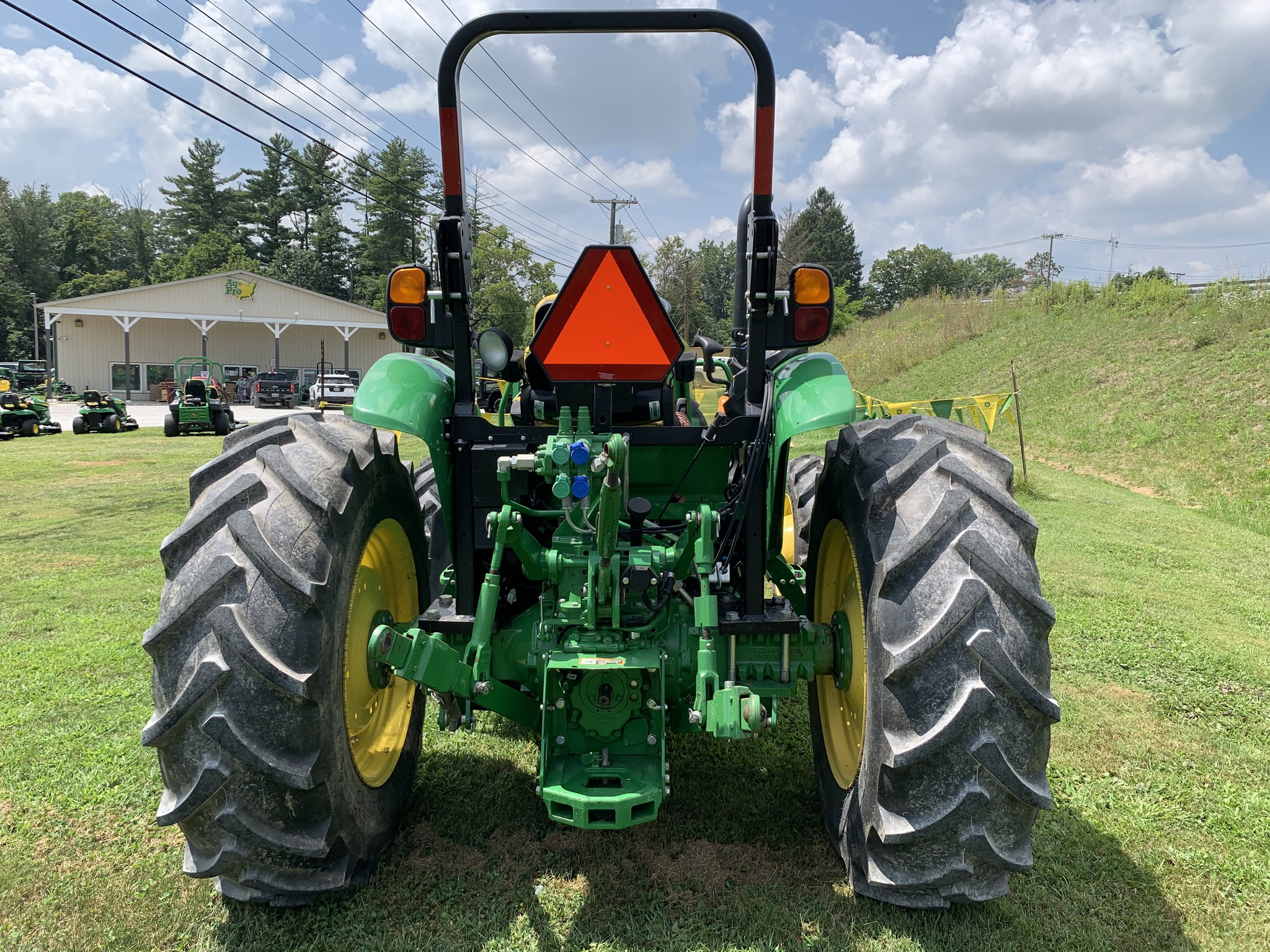 2019 John Deere 5090E Image 4
