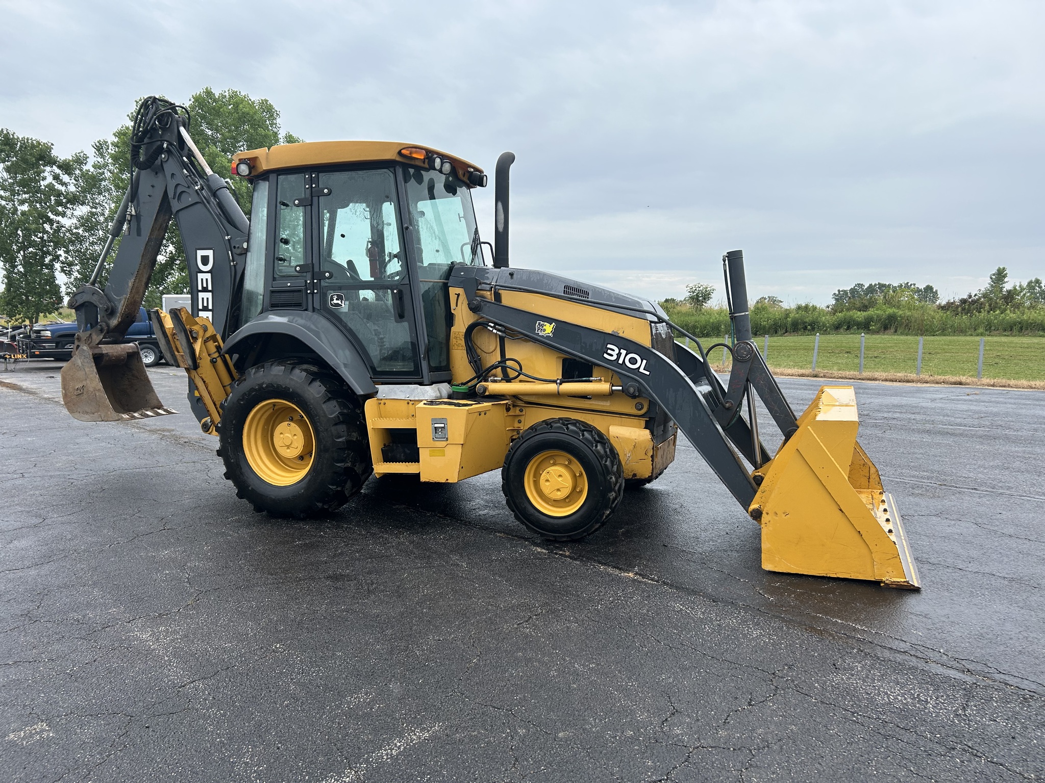 2017 John Deere 310L Image 4