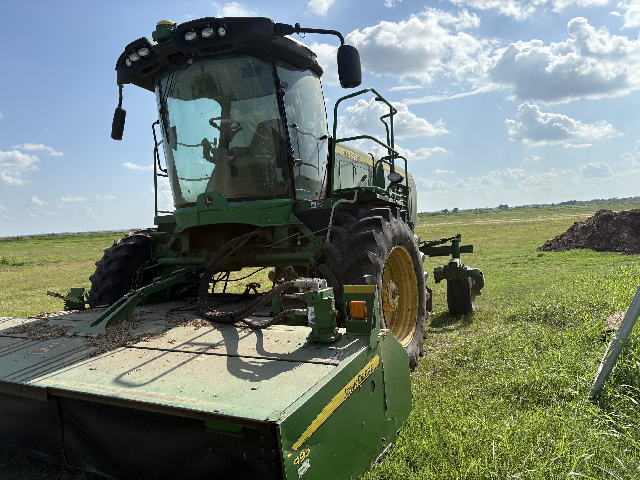 2014 John Deere W235 Image 1