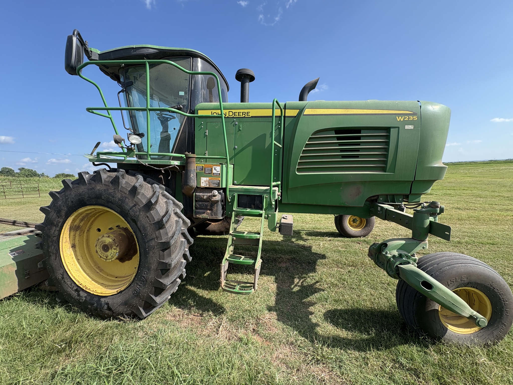 2014 John Deere W235 Image 2