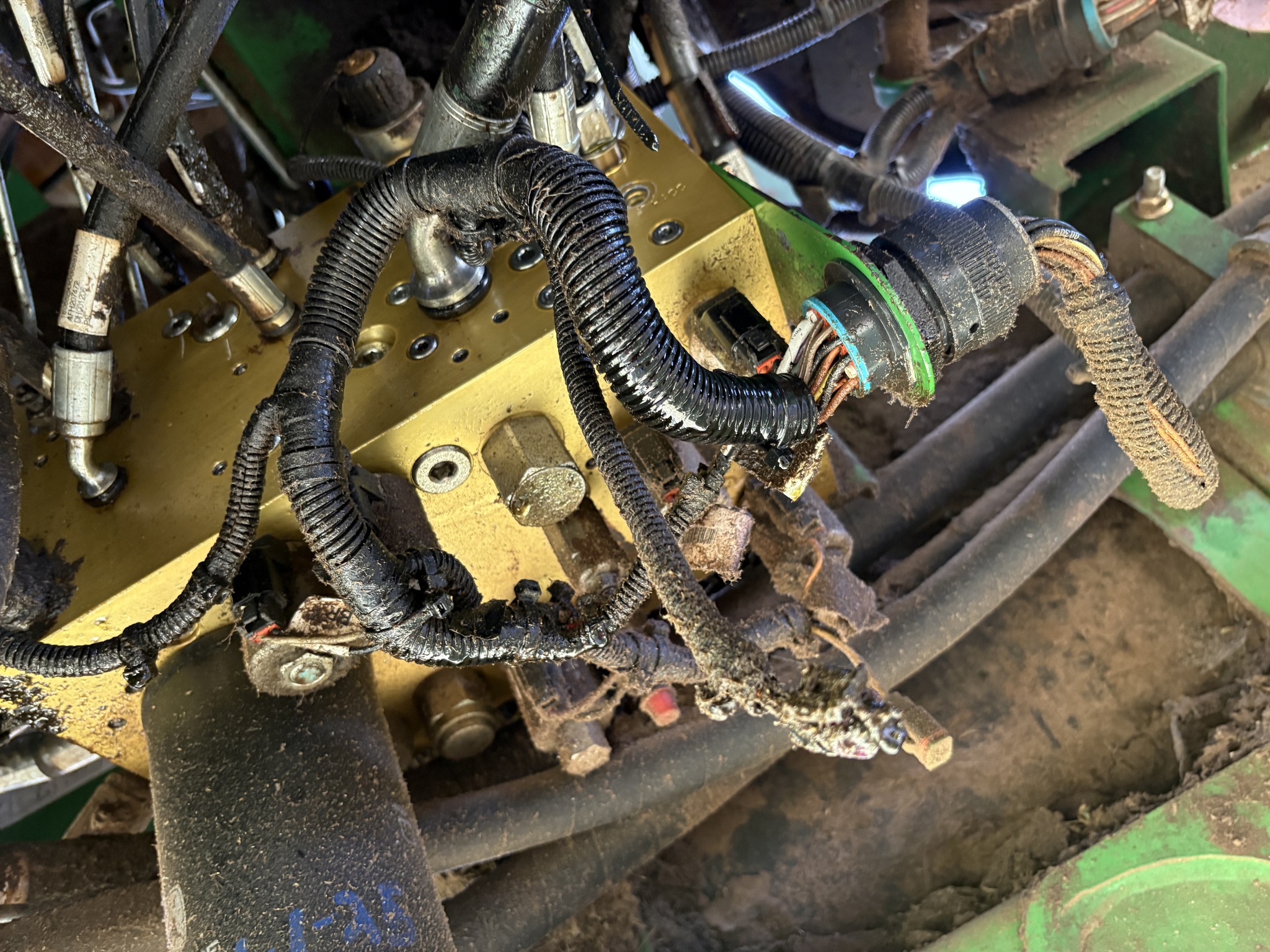 2014 John Deere W235 Image 22