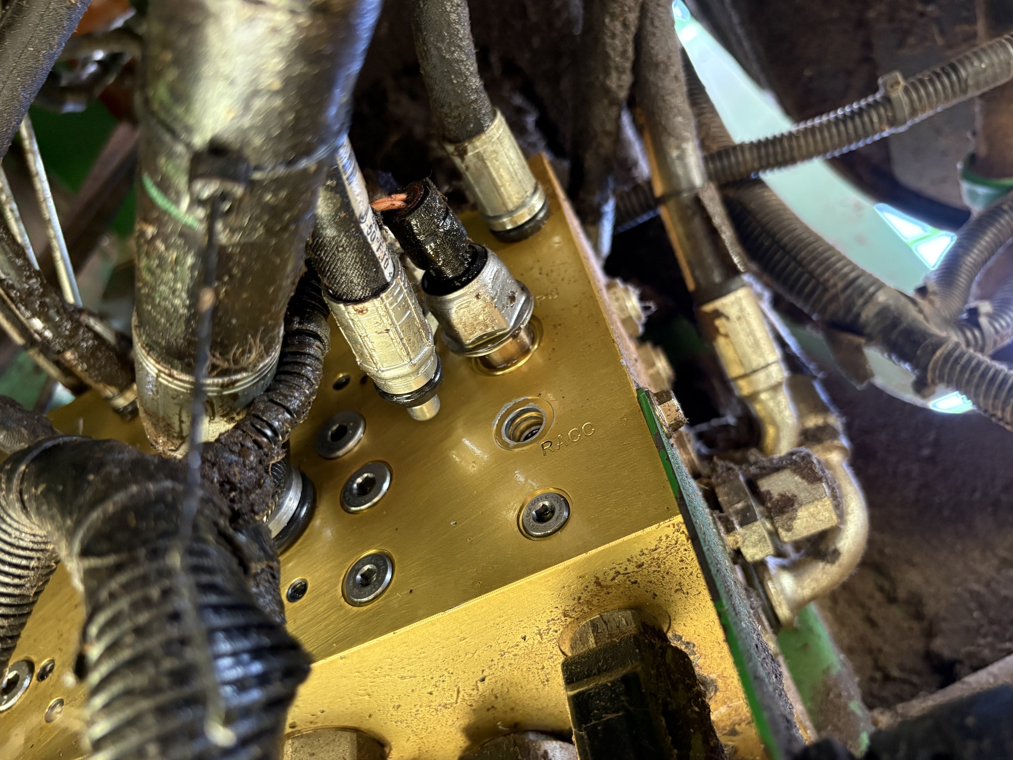 2014 John Deere W235 Image 21