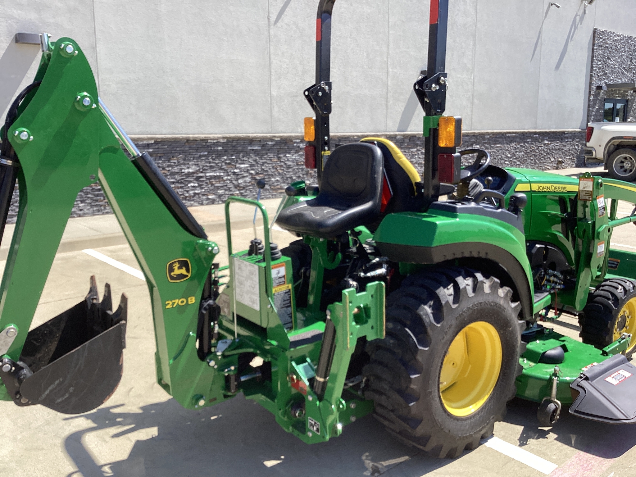 2023 John Deere 2032R Image 6