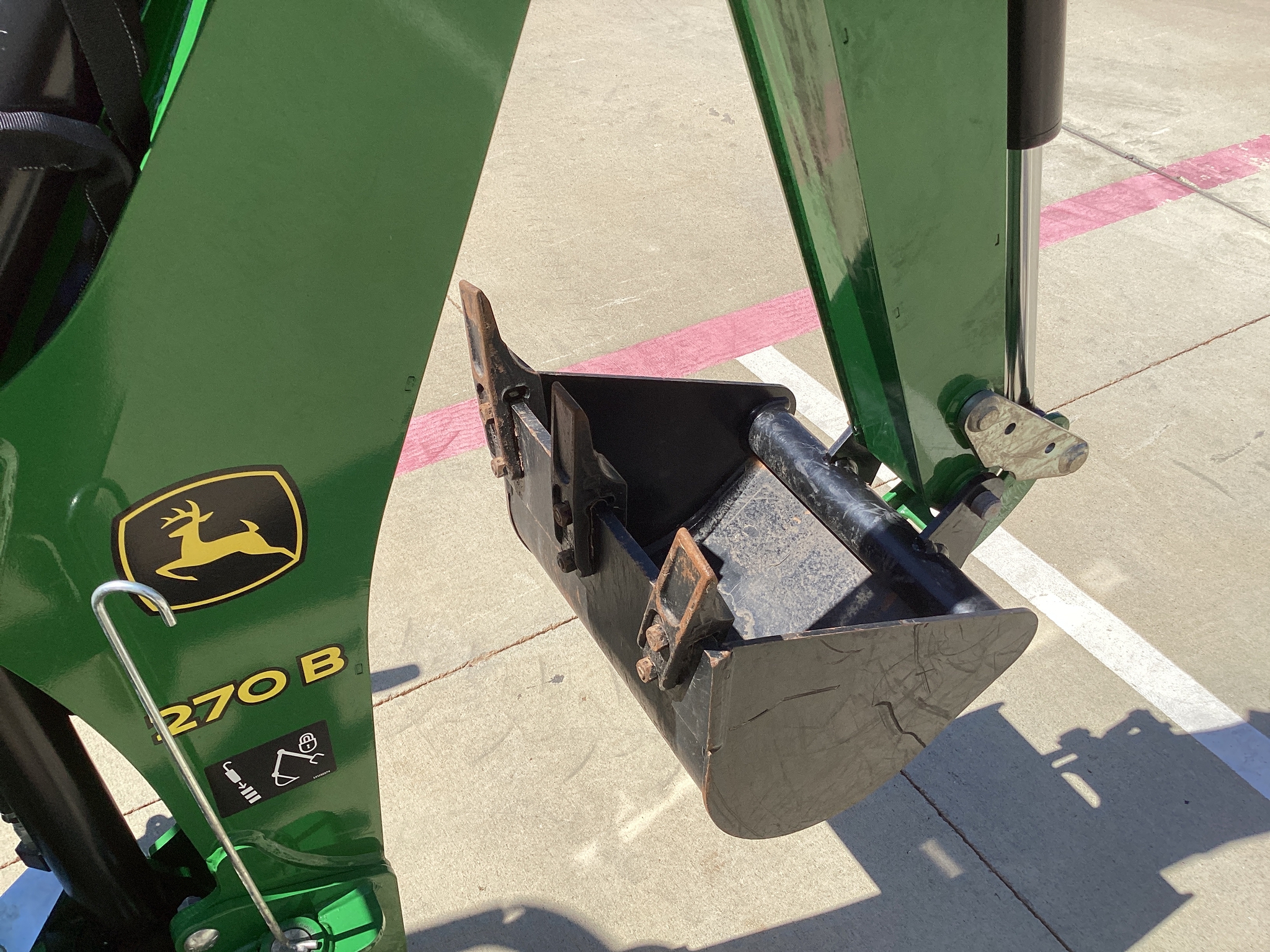 2023 John Deere 2032R Image 17