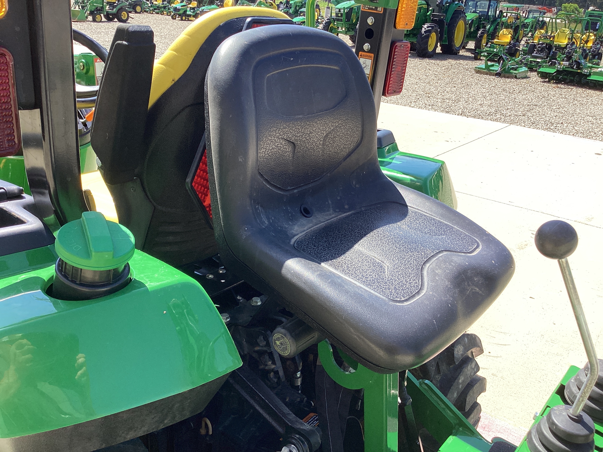 2023 John Deere 2032R Image 14