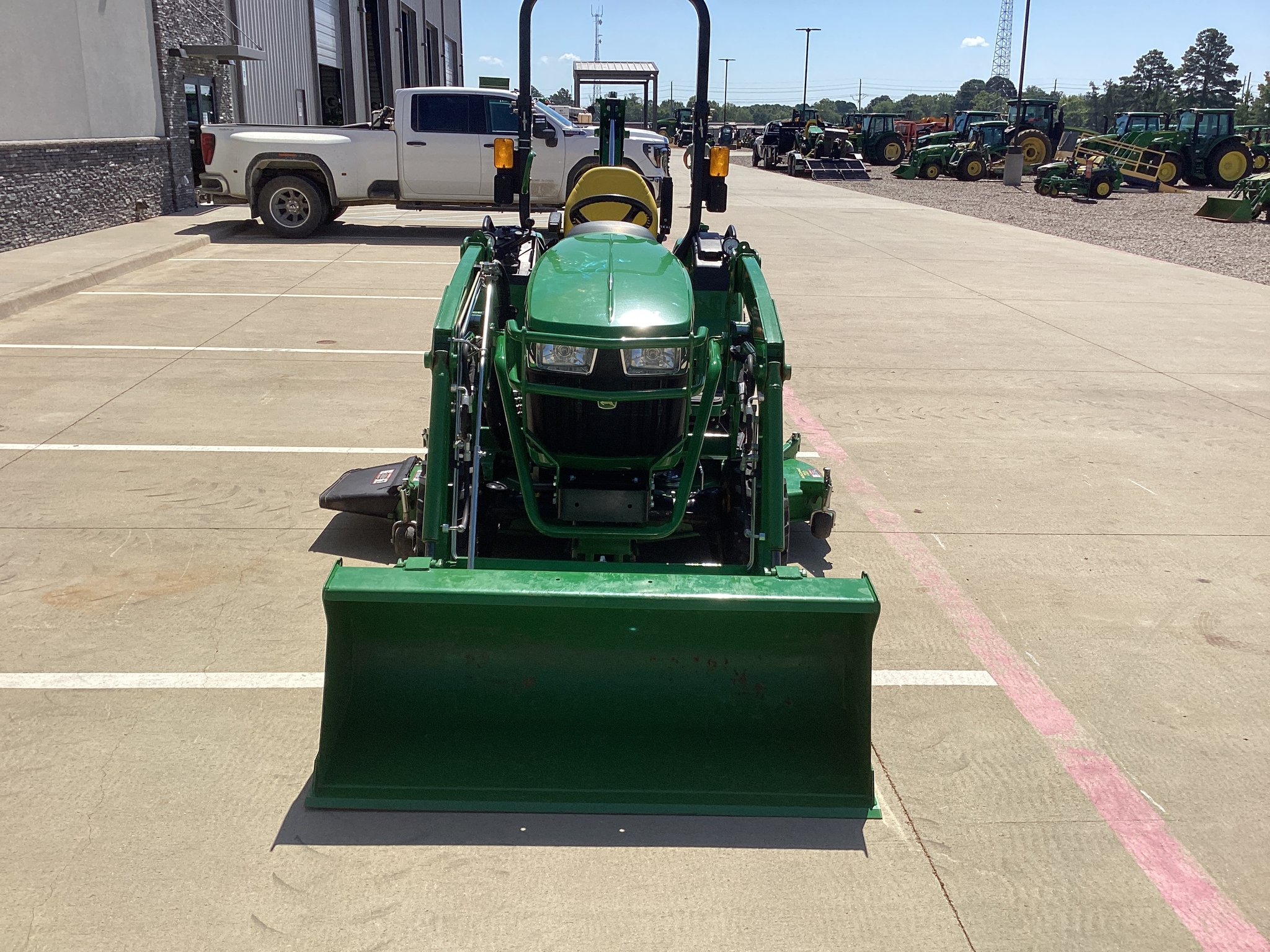 2023 John Deere 2032R Image 3
