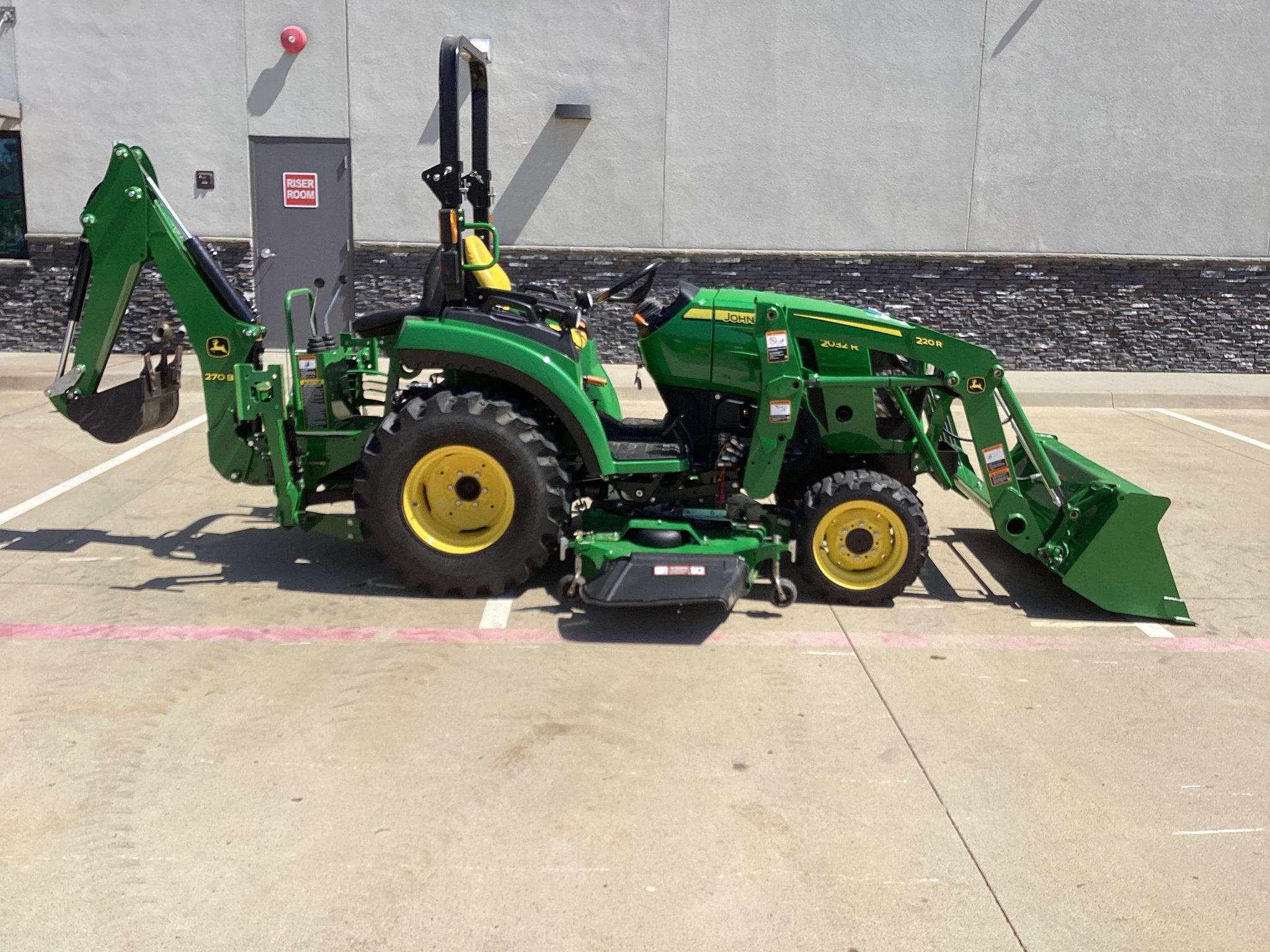 2023 John Deere 2032R Image 5