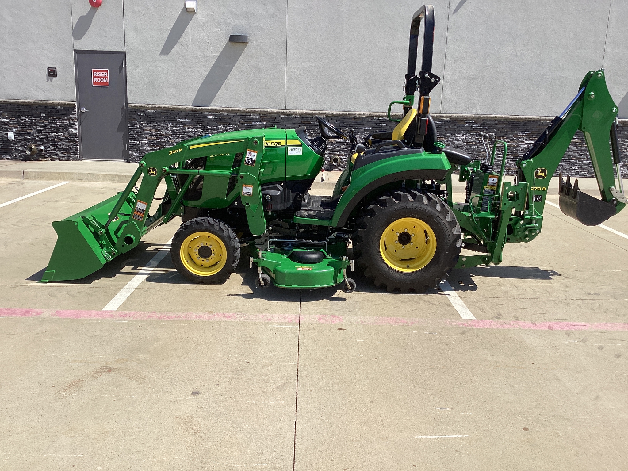 2023 John Deere 2032R Image 1