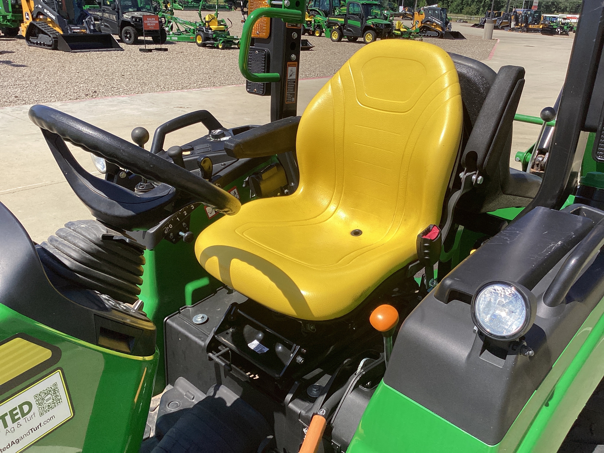 2023 John Deere 2032R Image 10