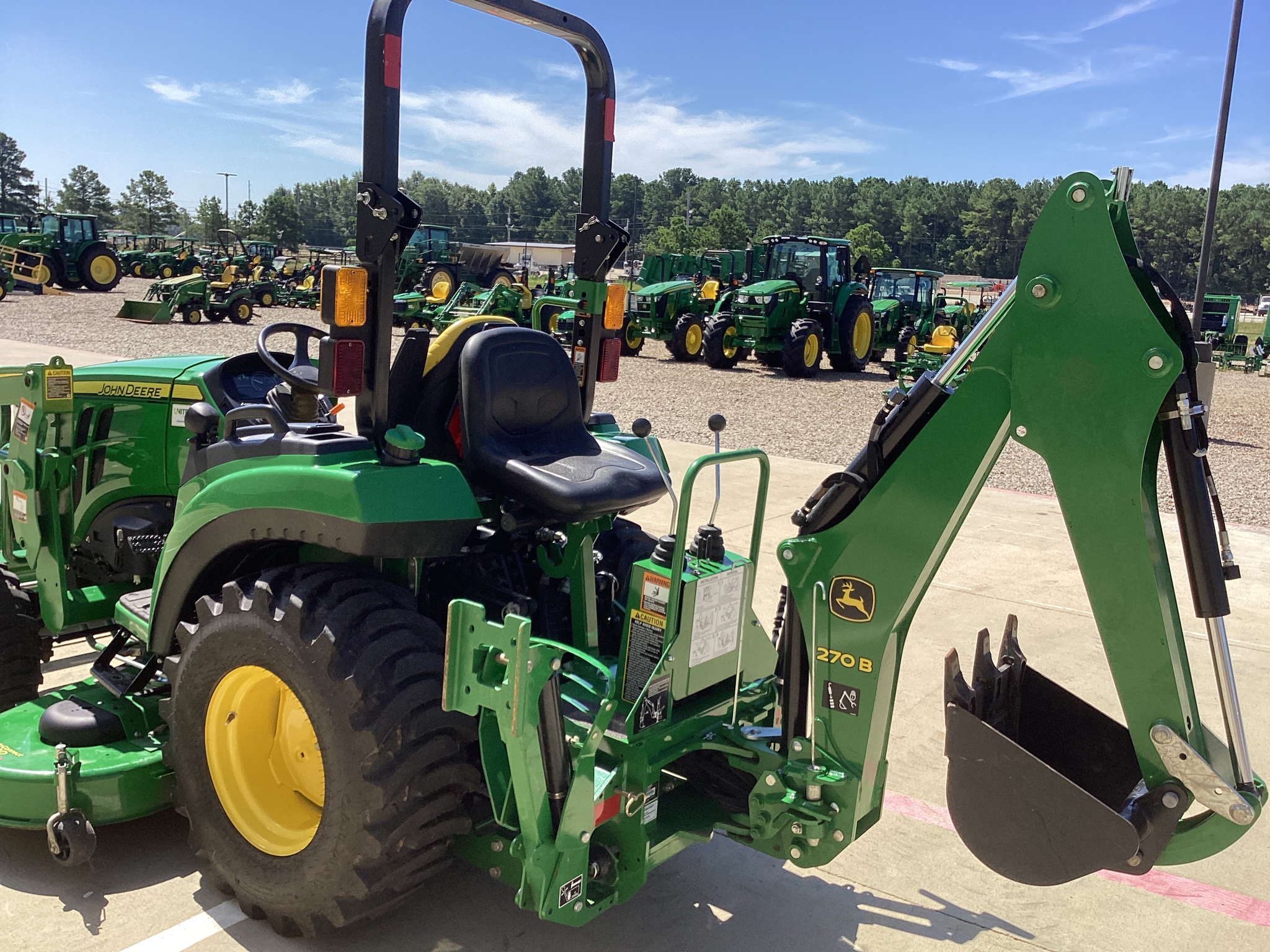 2023 John Deere 2032R Image 8
