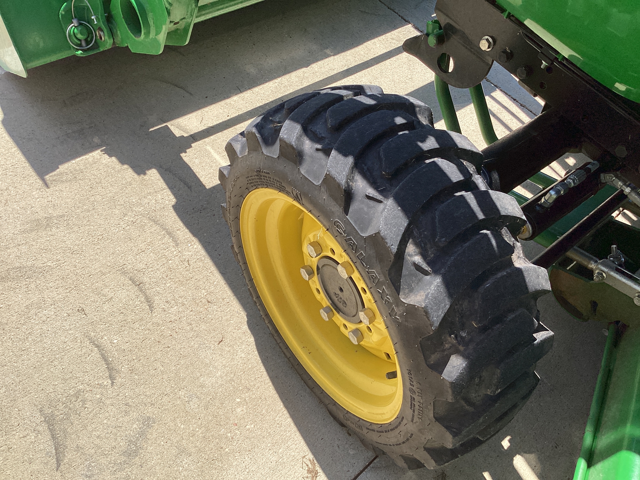 2023 John Deere 2032R Image 22