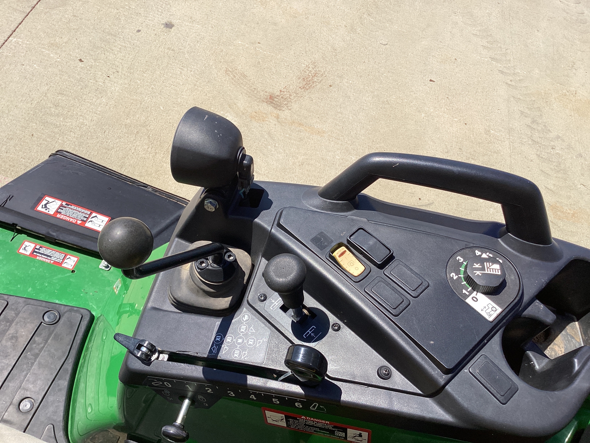2023 John Deere 2032R Image 11