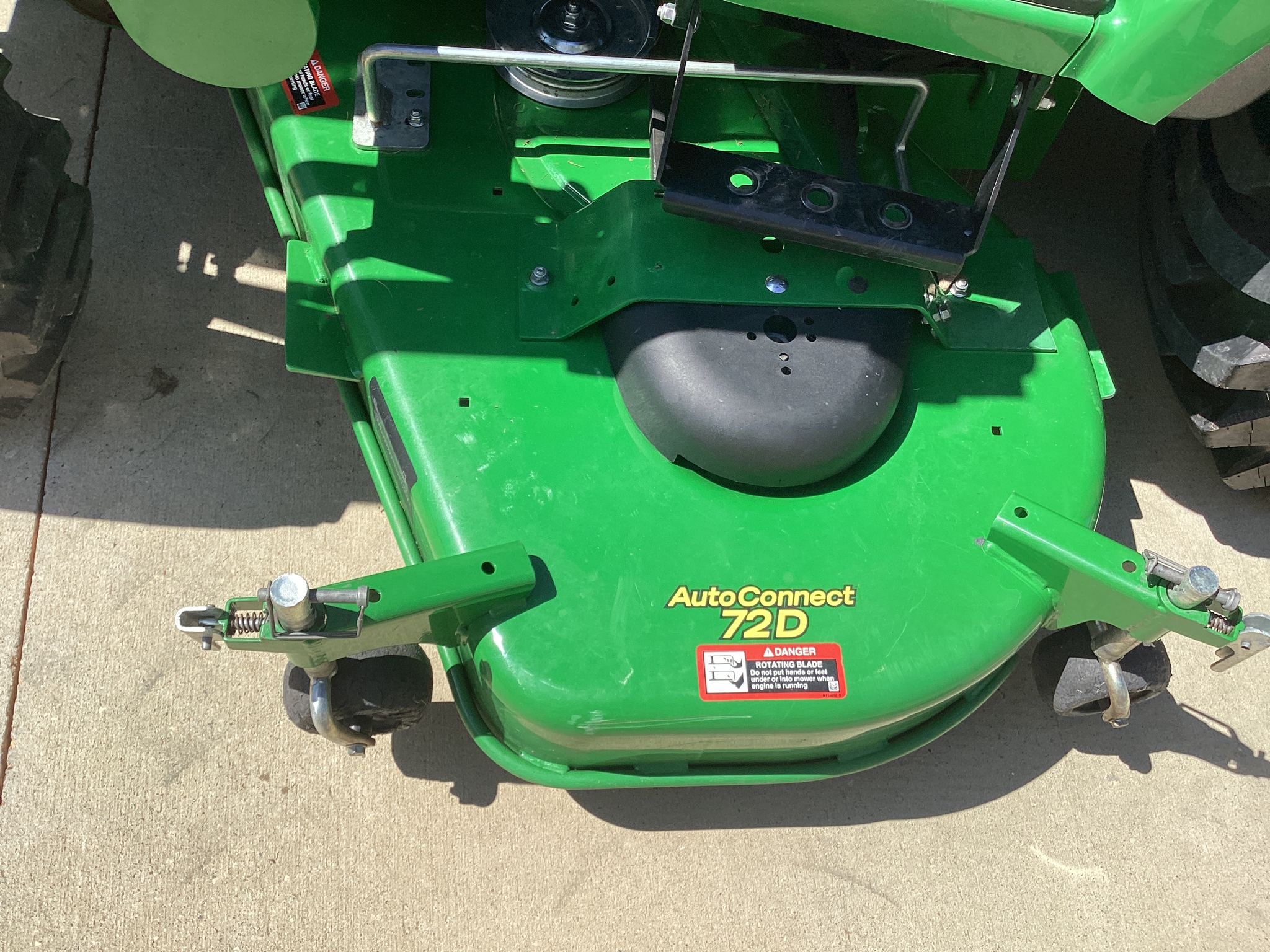 2023 John Deere 2032R Image 18
