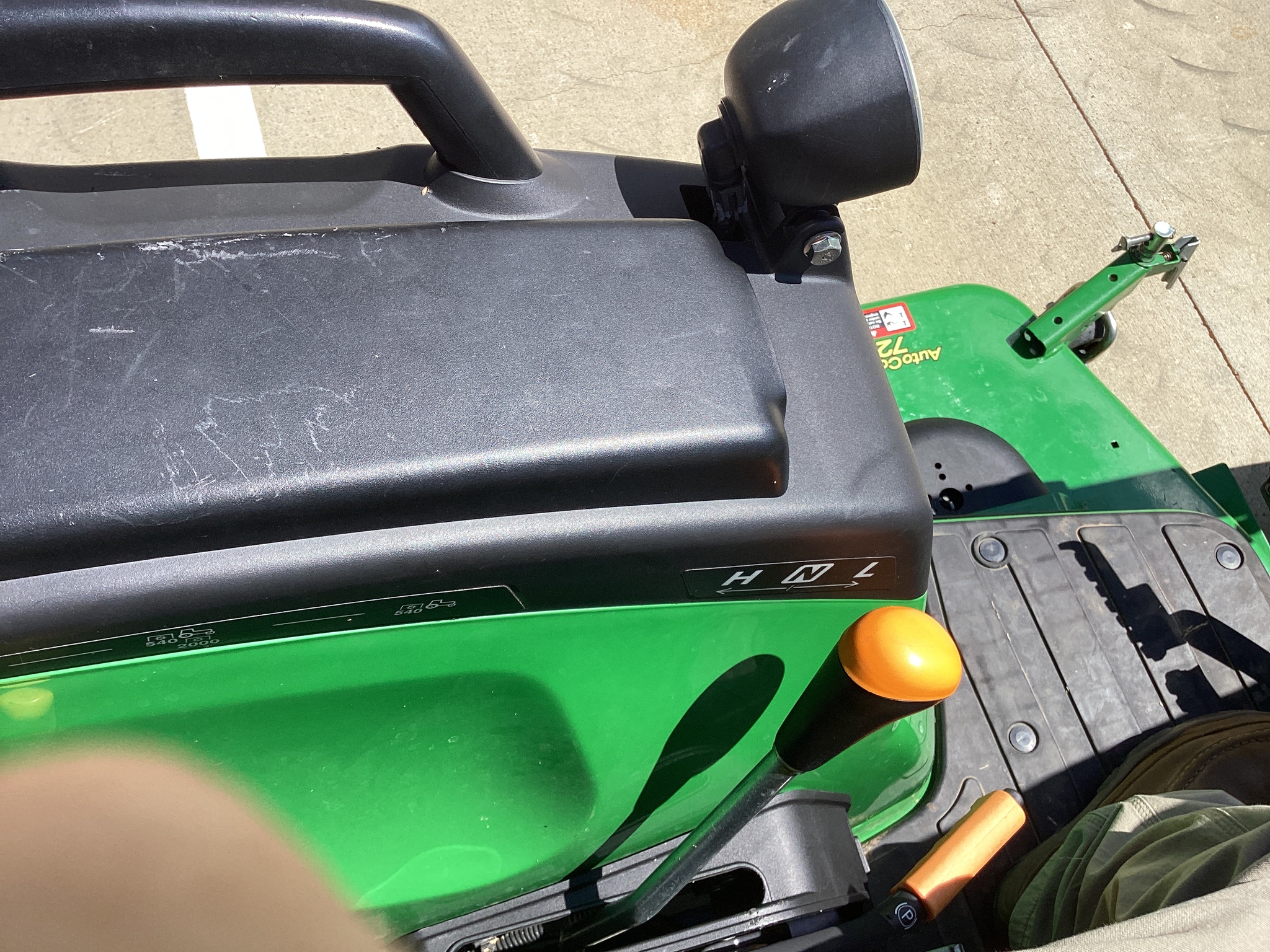 2023 John Deere 2032R Image 12