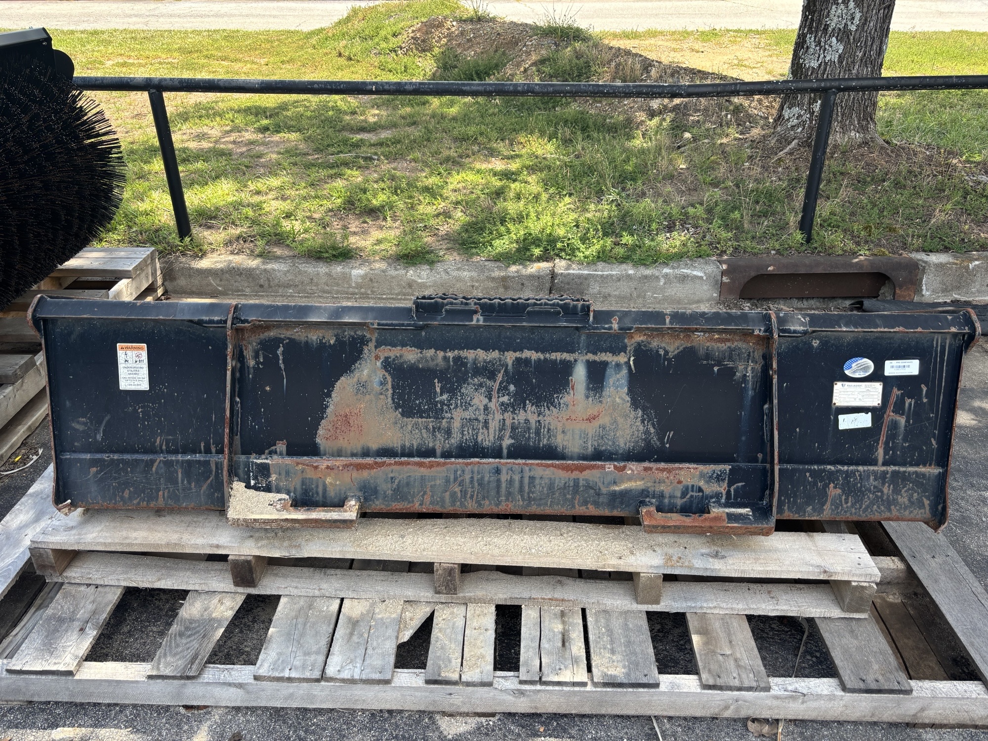 2018 John Deere PALADIN SKID STEER TOOTH  BUCKET 72IN Image 2