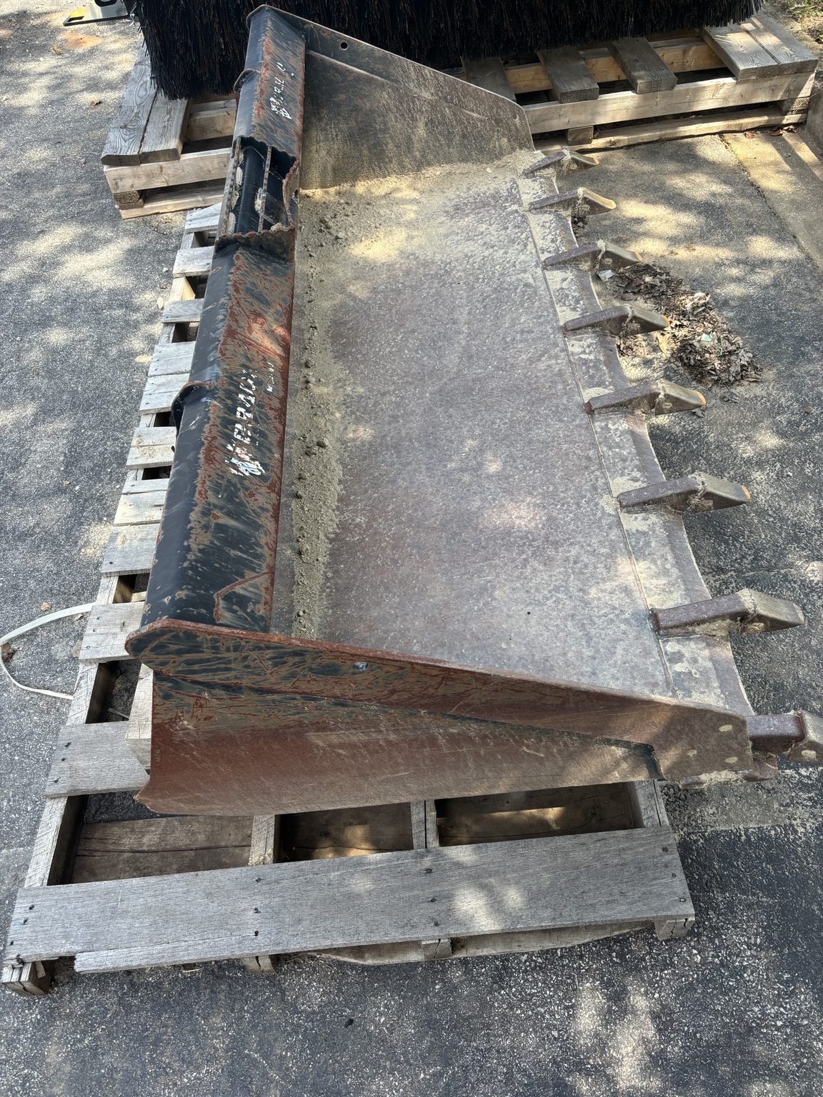 2018 John Deere PALADIN SKID STEER TOOTH  BUCKET 72IN Image 4