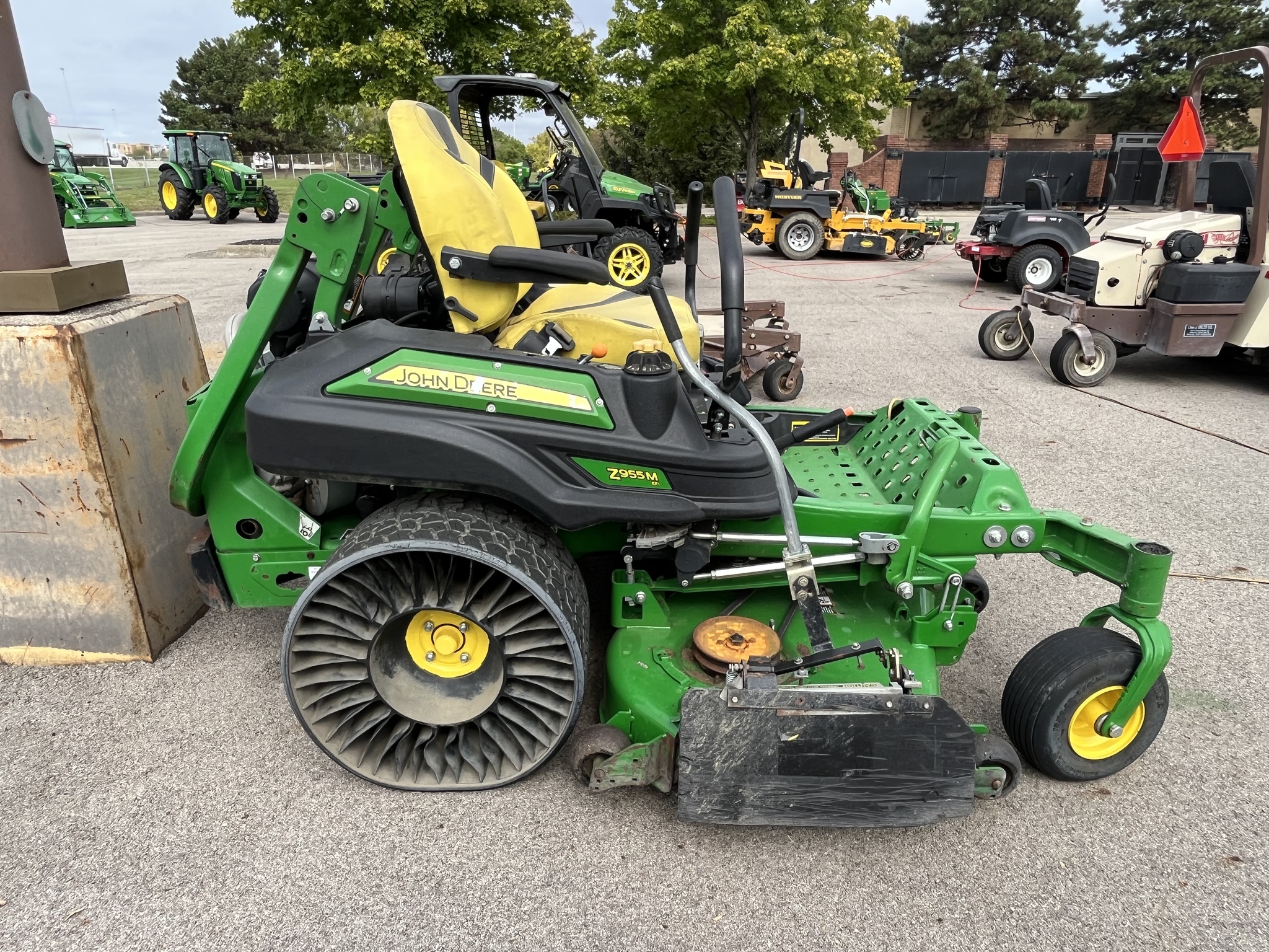 2020 John Deere Z955M EFI Image 3