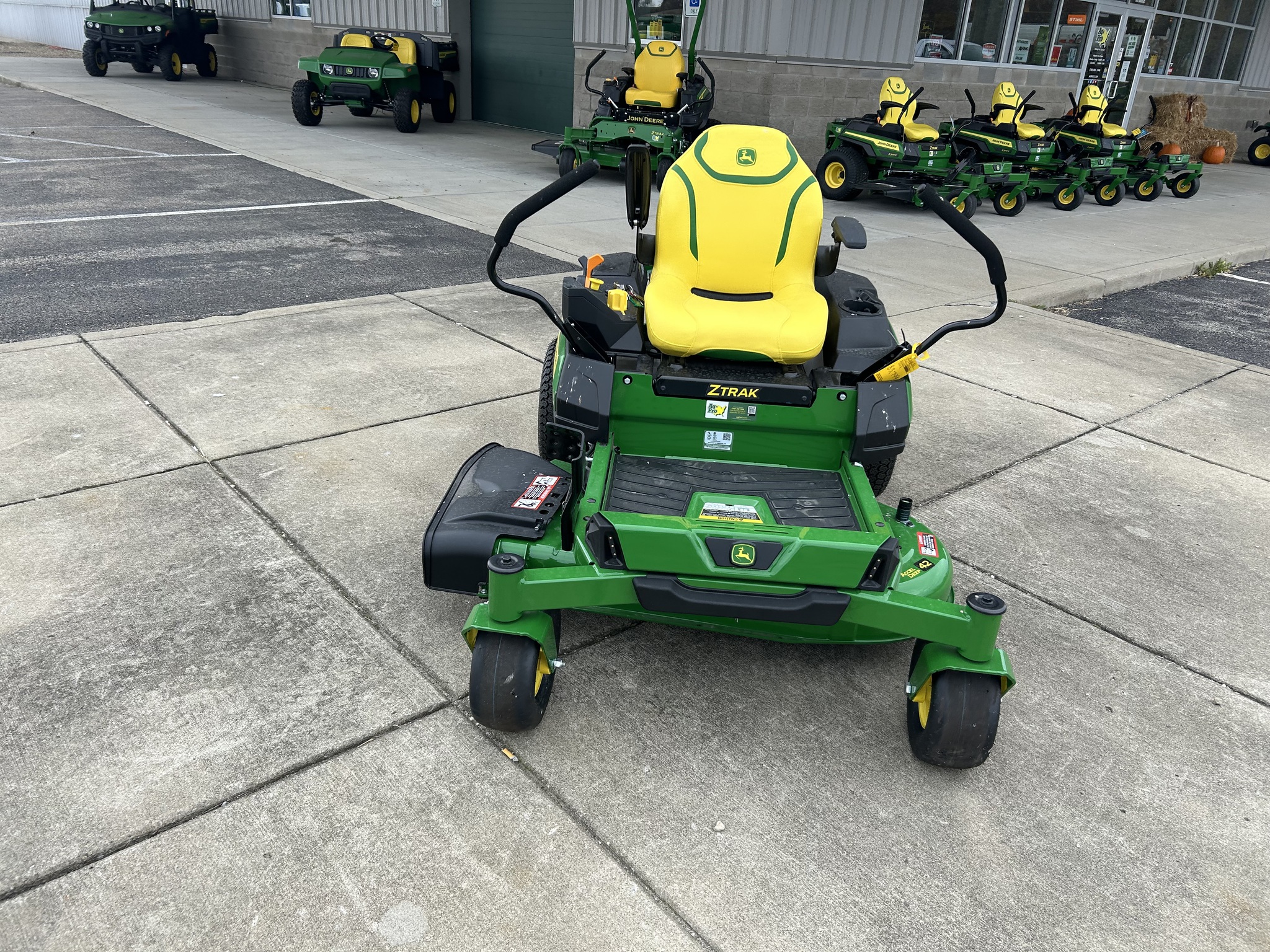 2025 John Deere Z320R Image 3