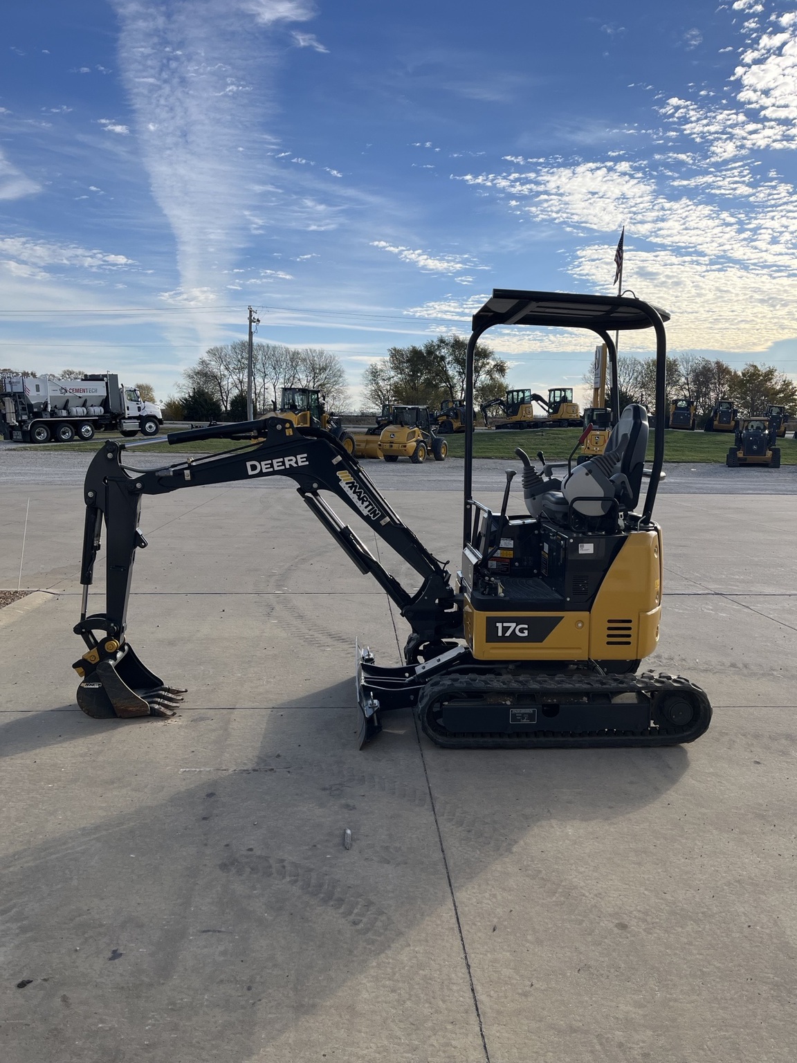 2023 John Deere 17G Image 6