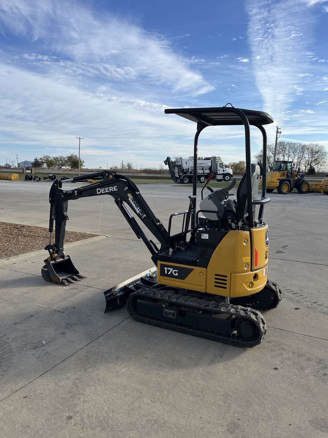 2023 John Deere 17G Image 2