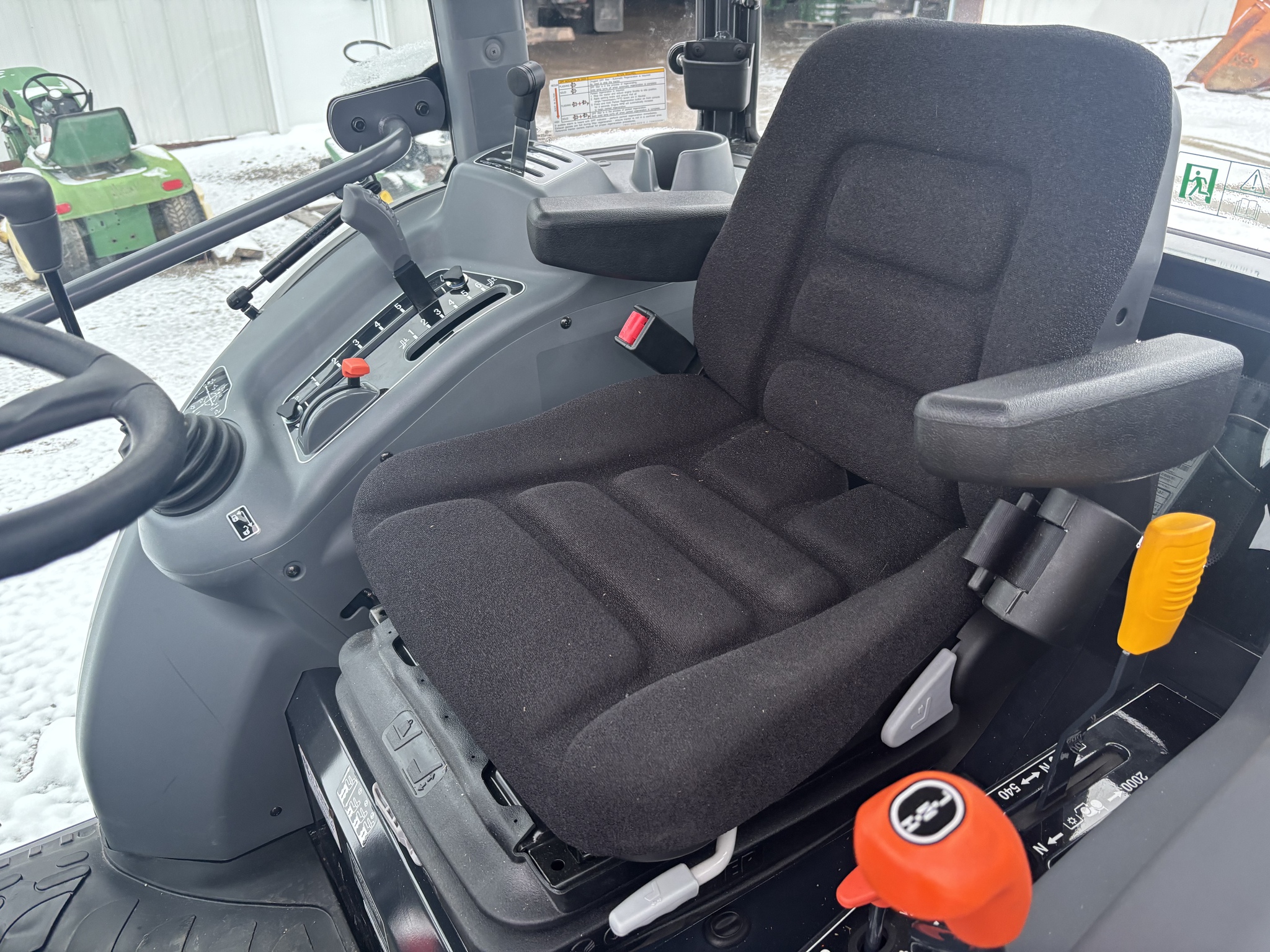 2022 Massey Ferguson 2860M Image 5