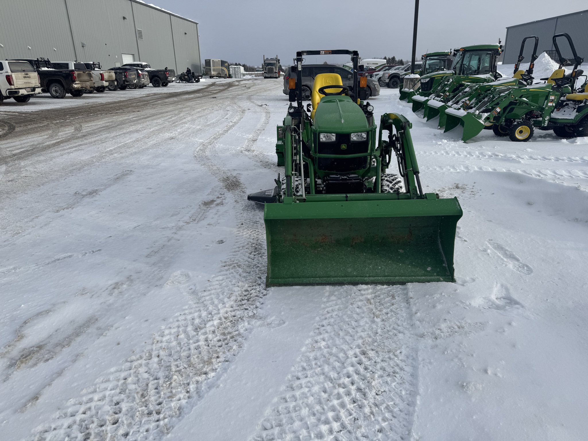 2019 John Deere 2025R Image 8