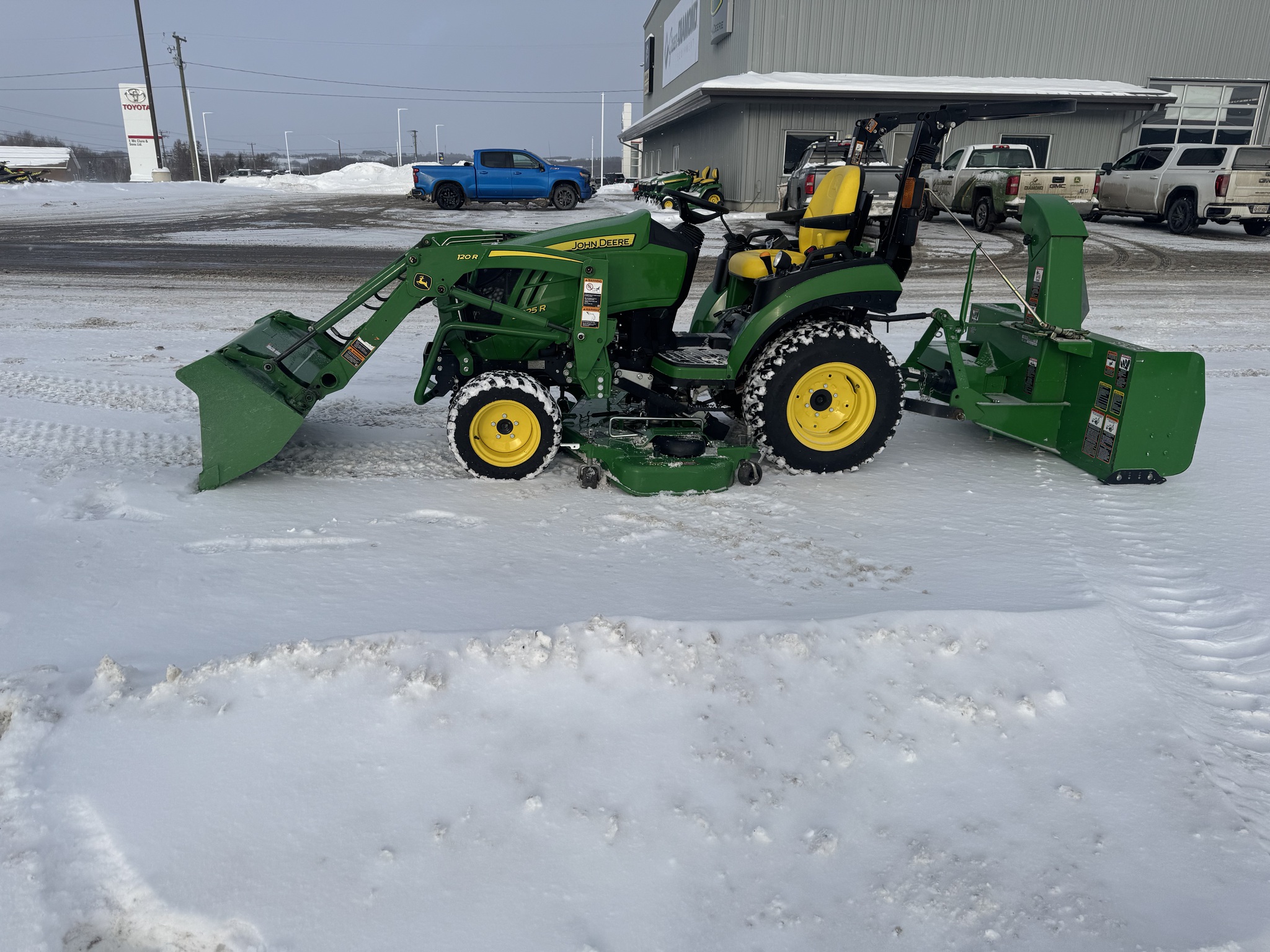 2019 John Deere 2025R Image 2
