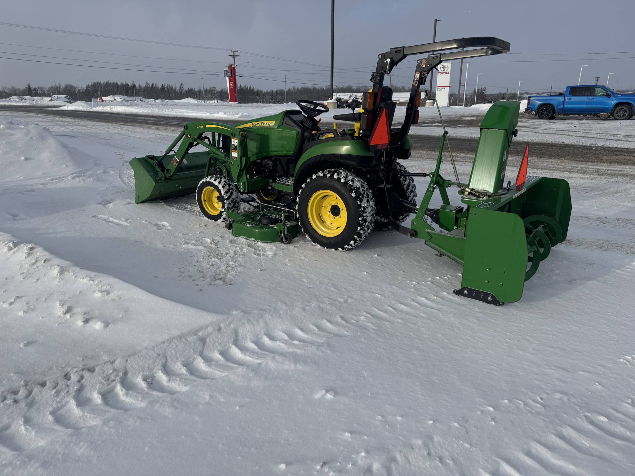 2019 John Deere 2025R Image 3