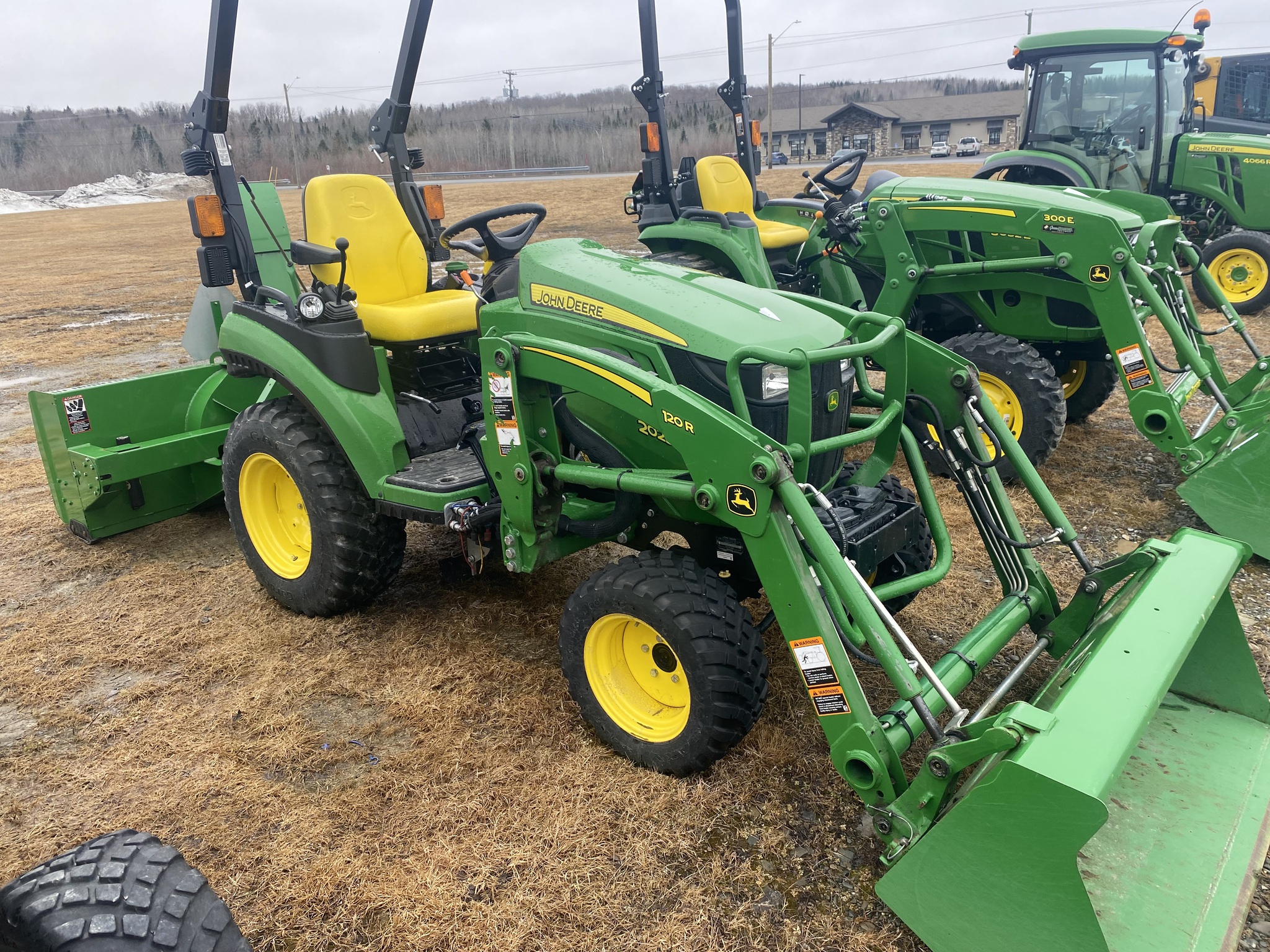 2019 John Deere 2025R Image 3