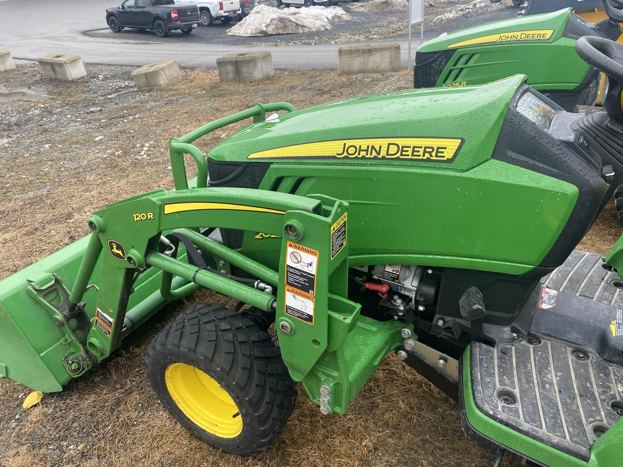 2019 John Deere 2025R Image 11
