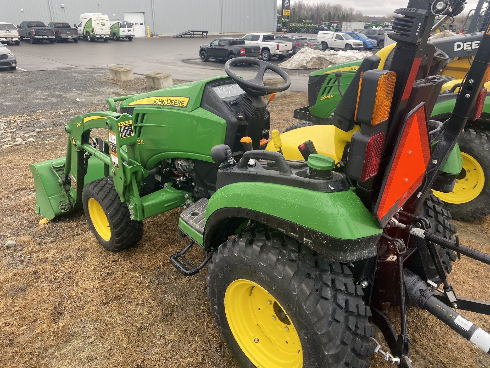 2019 John Deere 2025R Image 2