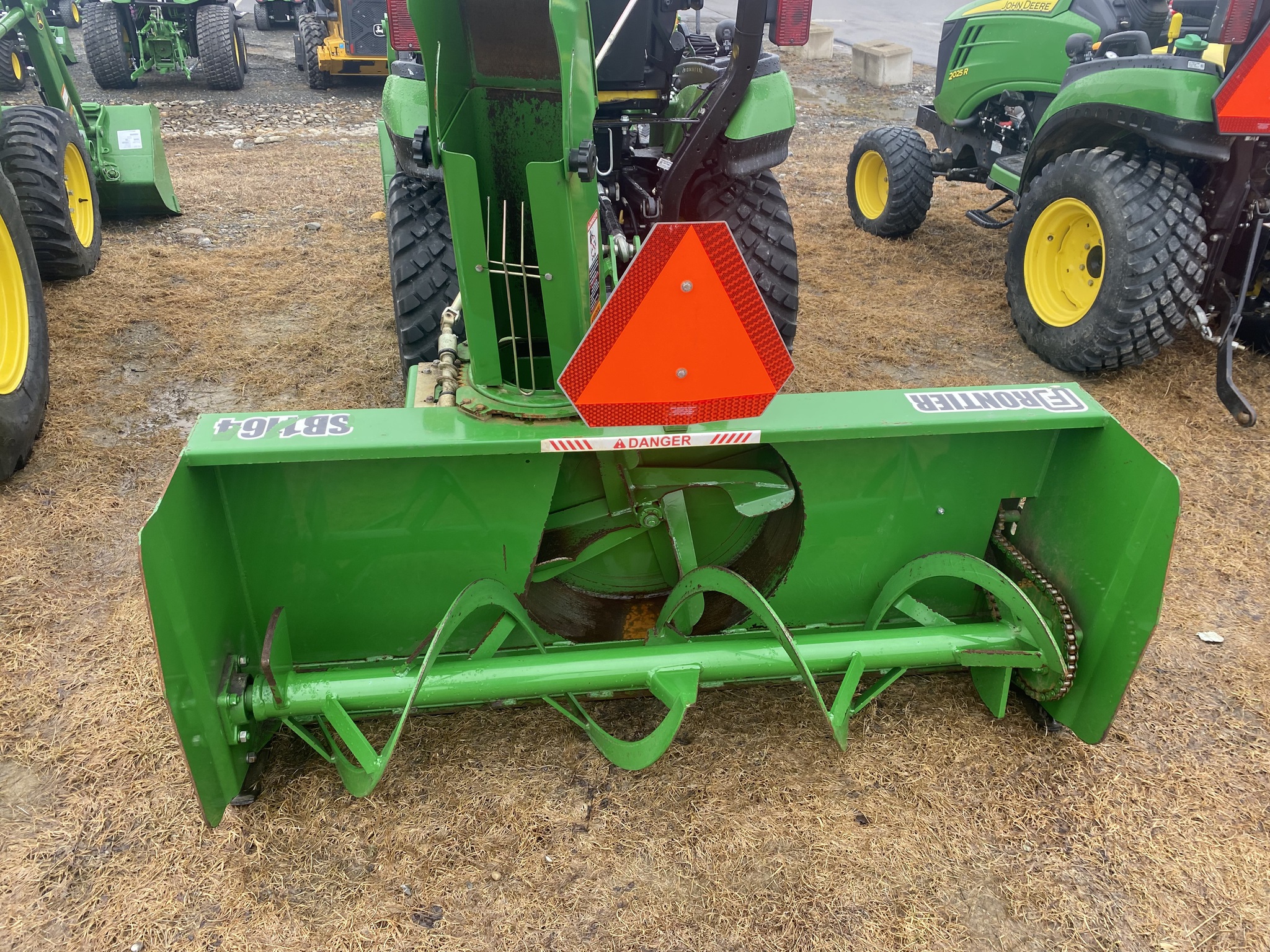2019 John Deere 2025R Image 13