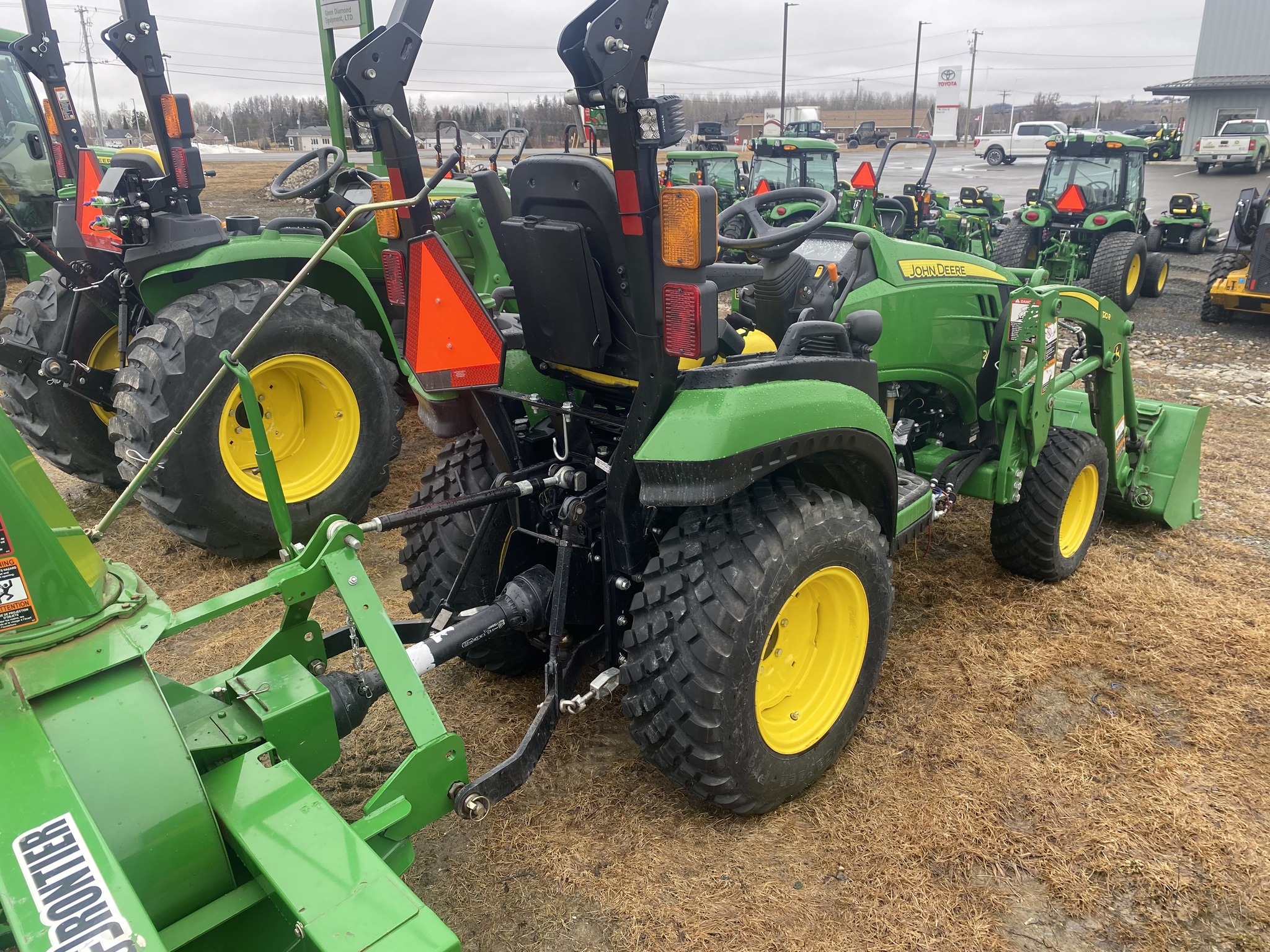 2019 John Deere 2025R Image 14