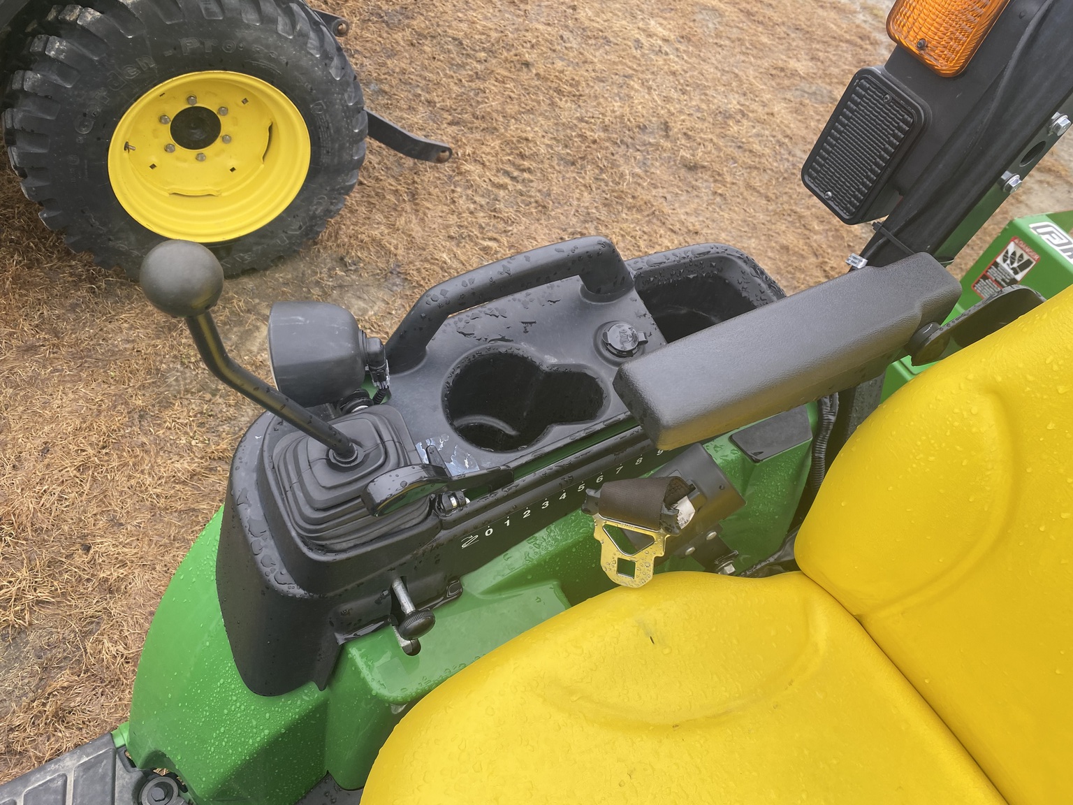 2019 John Deere 2025R Image 10