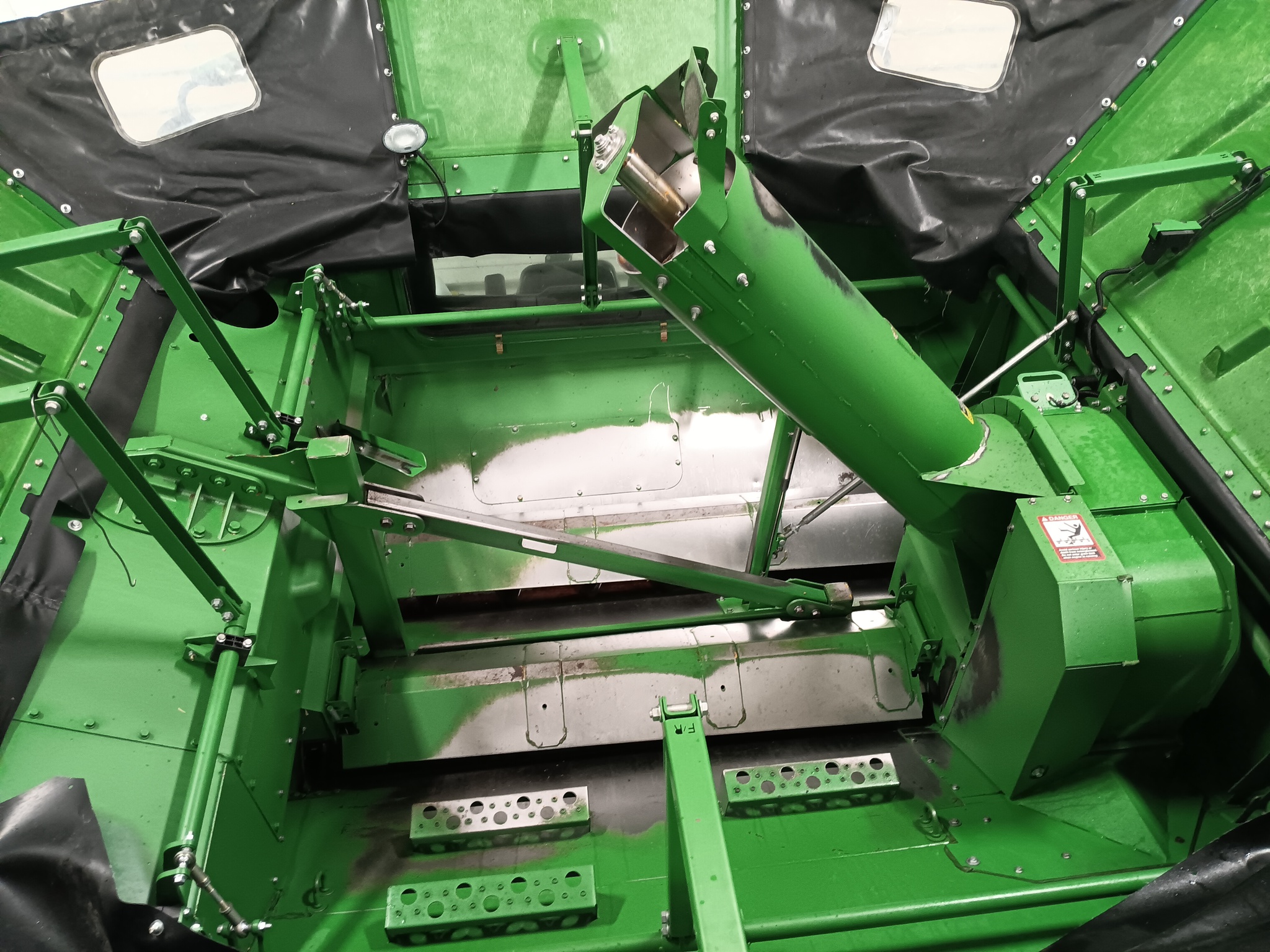 2014 John Deere S680 Image 9